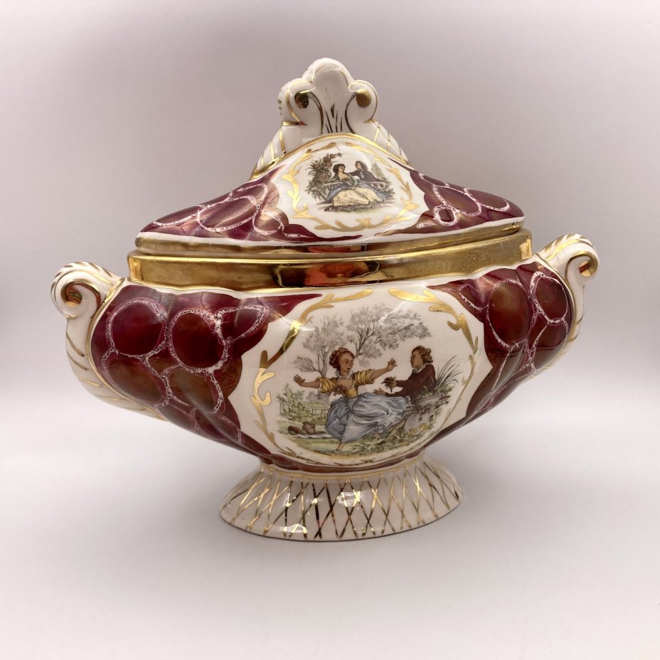 Терина (для подачи горячих блюд), украшенная галантной сценой, Laeken, керамика, золочение, деколь