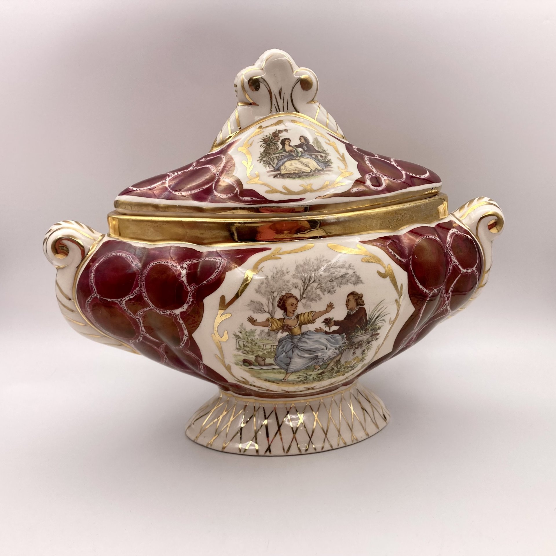 Терина (для подачи горячих блюд), украшенная галантной сценой, Laeken, керамика, золочение, деколь