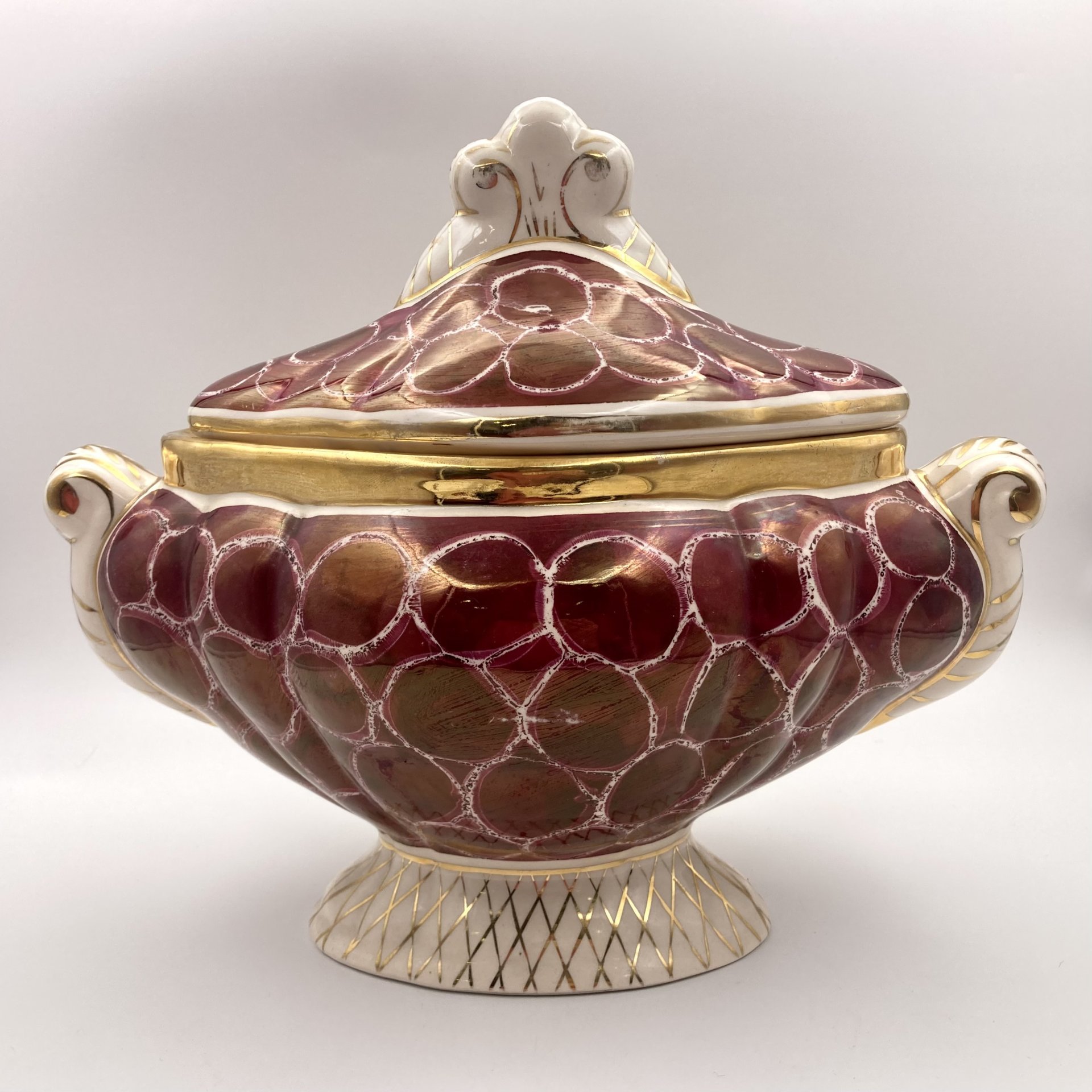 Терина (для подачи горячих блюд), украшенная галантной сценой, Laeken, керамика, золочение, деколь