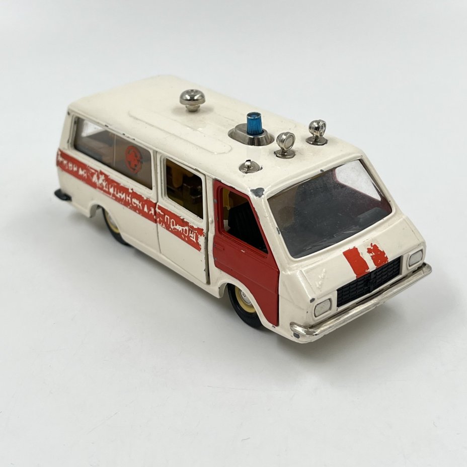 Модель микроавтобуса РАФ-2203 "Скорая помощь" в масштабе 1:43