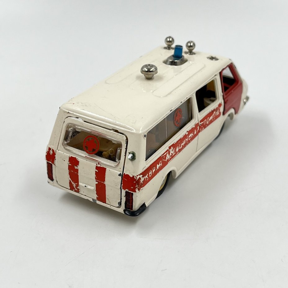 Модель микроавтобуса РАФ-2203 "Скорая помощь" в масштабе 1:43