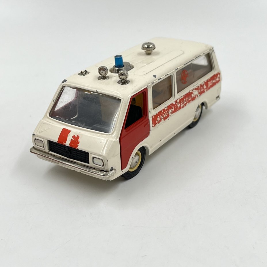 Модель микроавтобуса РАФ-2203 "Скорая помощь" в масштабе 1:43
