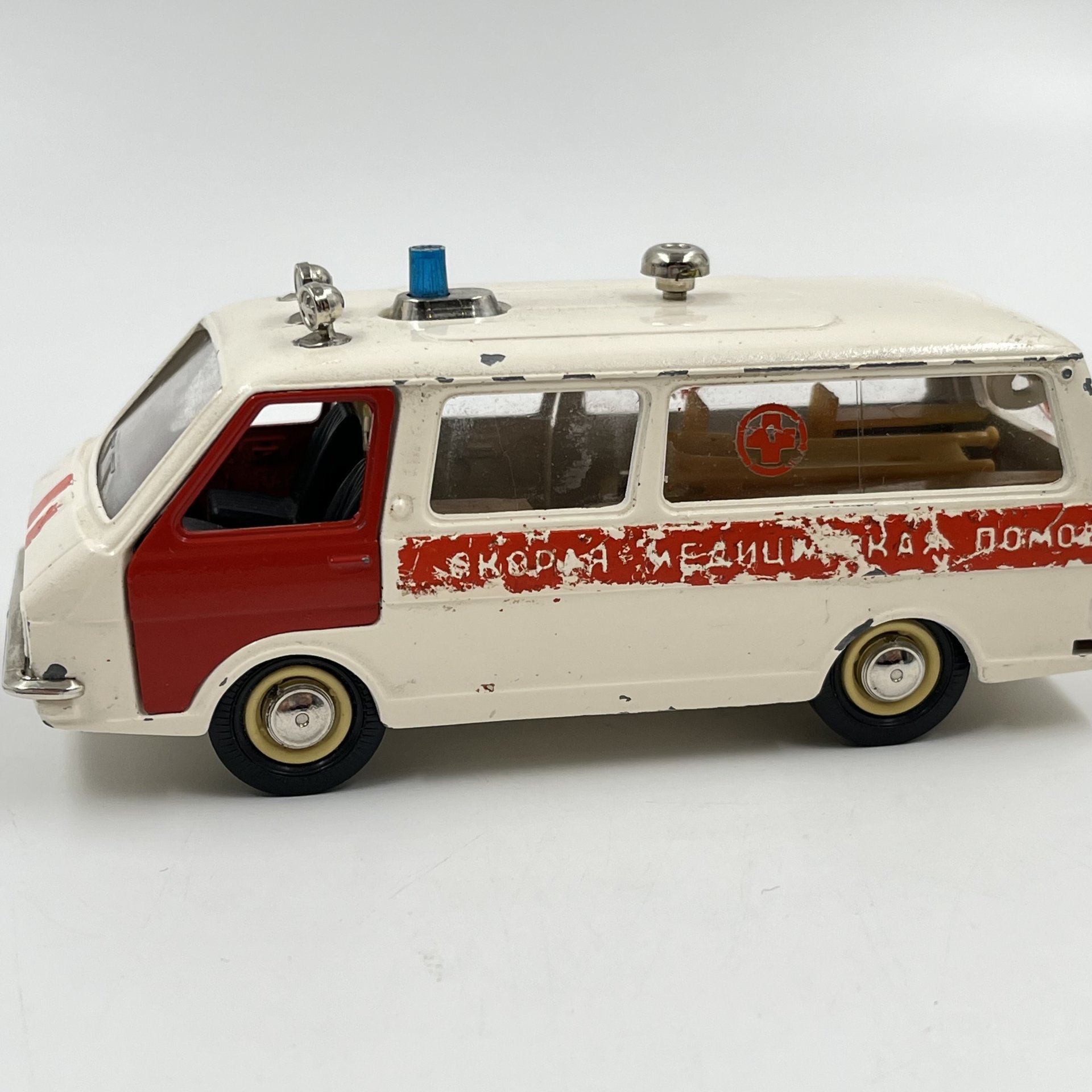 Модель микроавтобуса РАФ-2203 "Скорая помощь" в масштабе 1:43
