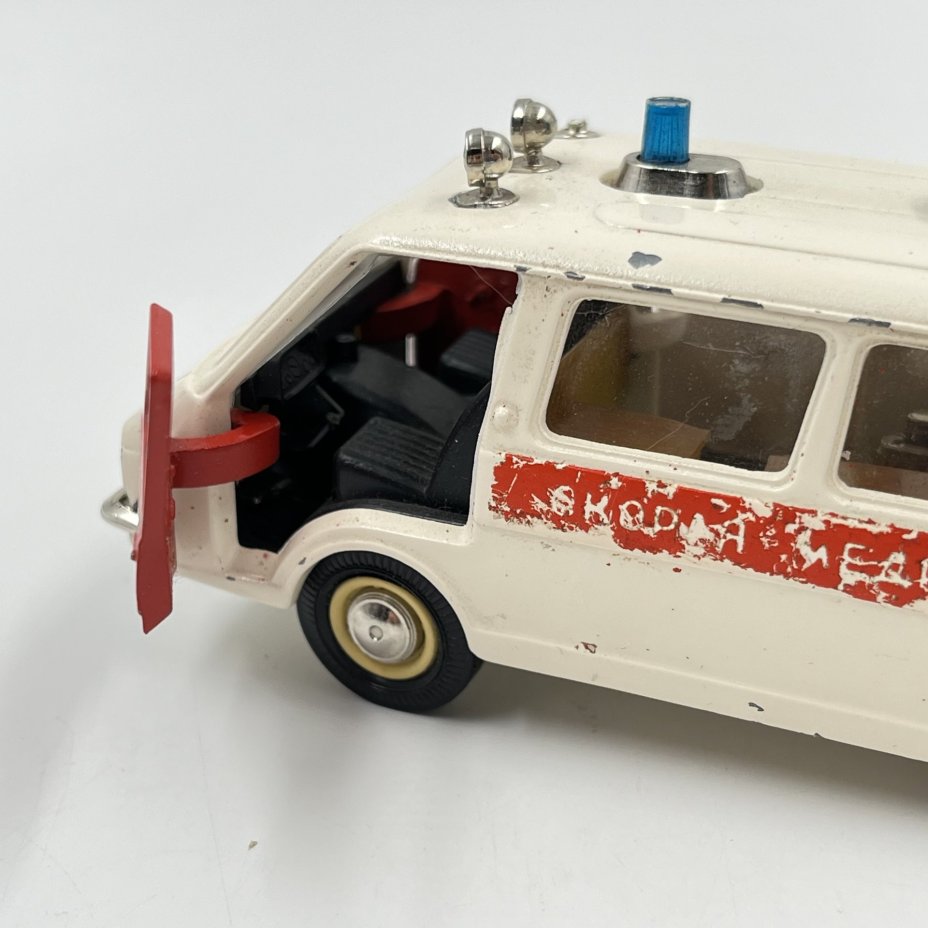 Модель микроавтобуса РАФ-2203 "Скорая помощь" в масштабе 1:43
