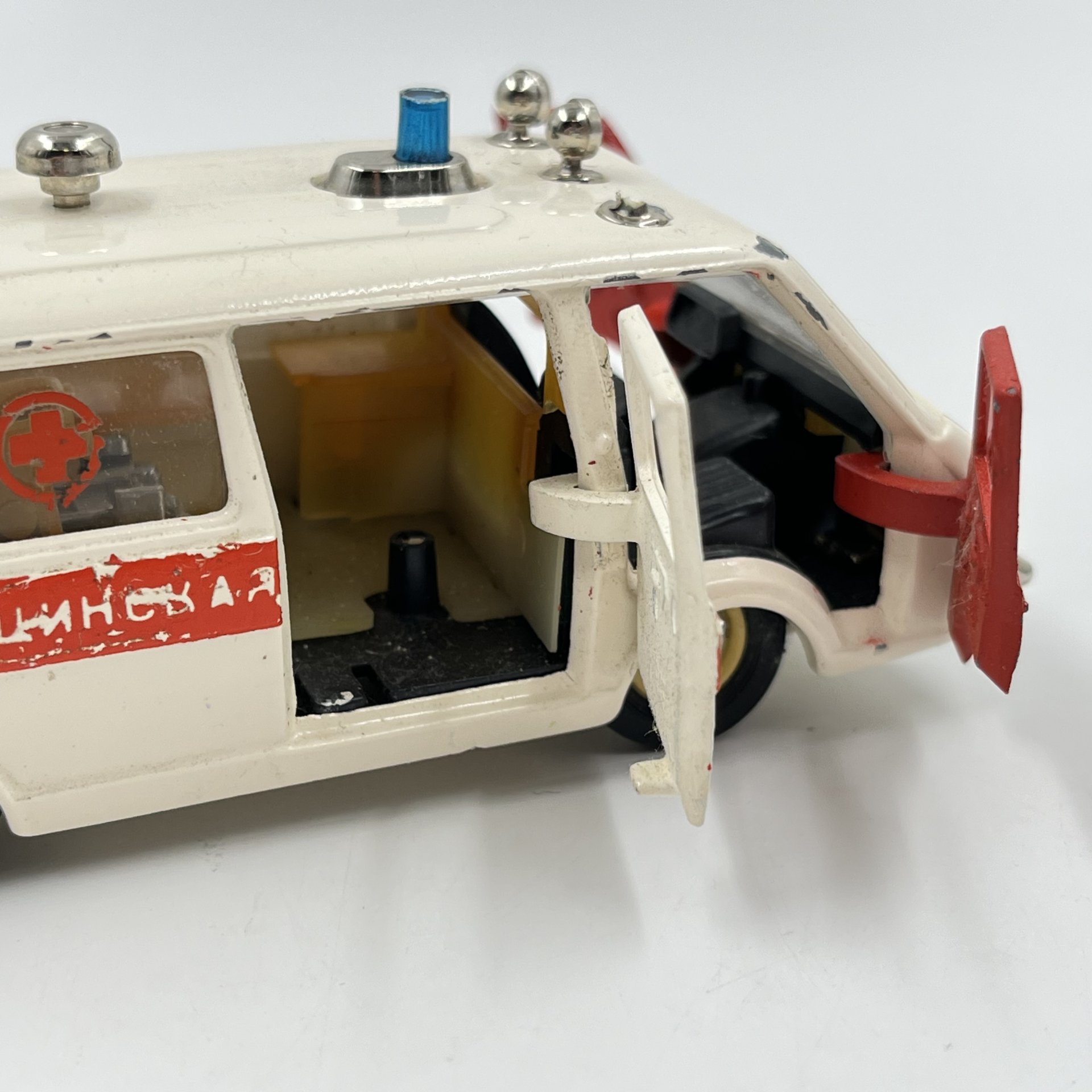Модель микроавтобуса РАФ-2203 "Скорая помощь" в масштабе 1:43