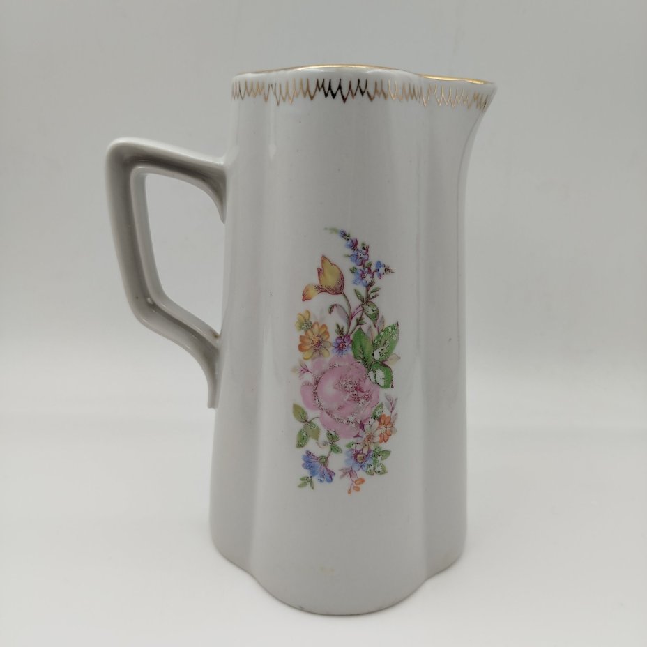 Кувшин с дольчатым туловом и цветочным декором, фарфор, деколь, золочение, Рижский фарфорово-фаянсовый завод, СССР, 1950-1970 гг.