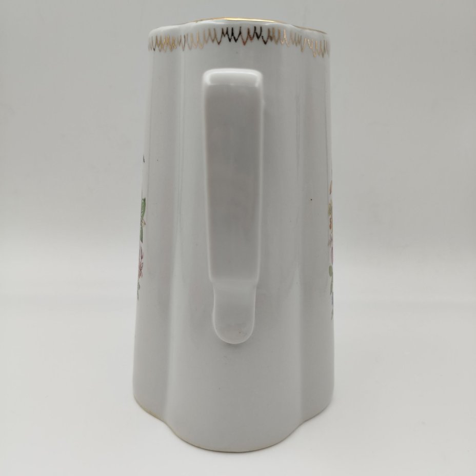 Кувшин с дольчатым туловом и цветочным декором, фарфор, деколь, золочение, Рижский фарфорово-фаянсовый завод, СССР, 1950-1970 гг.