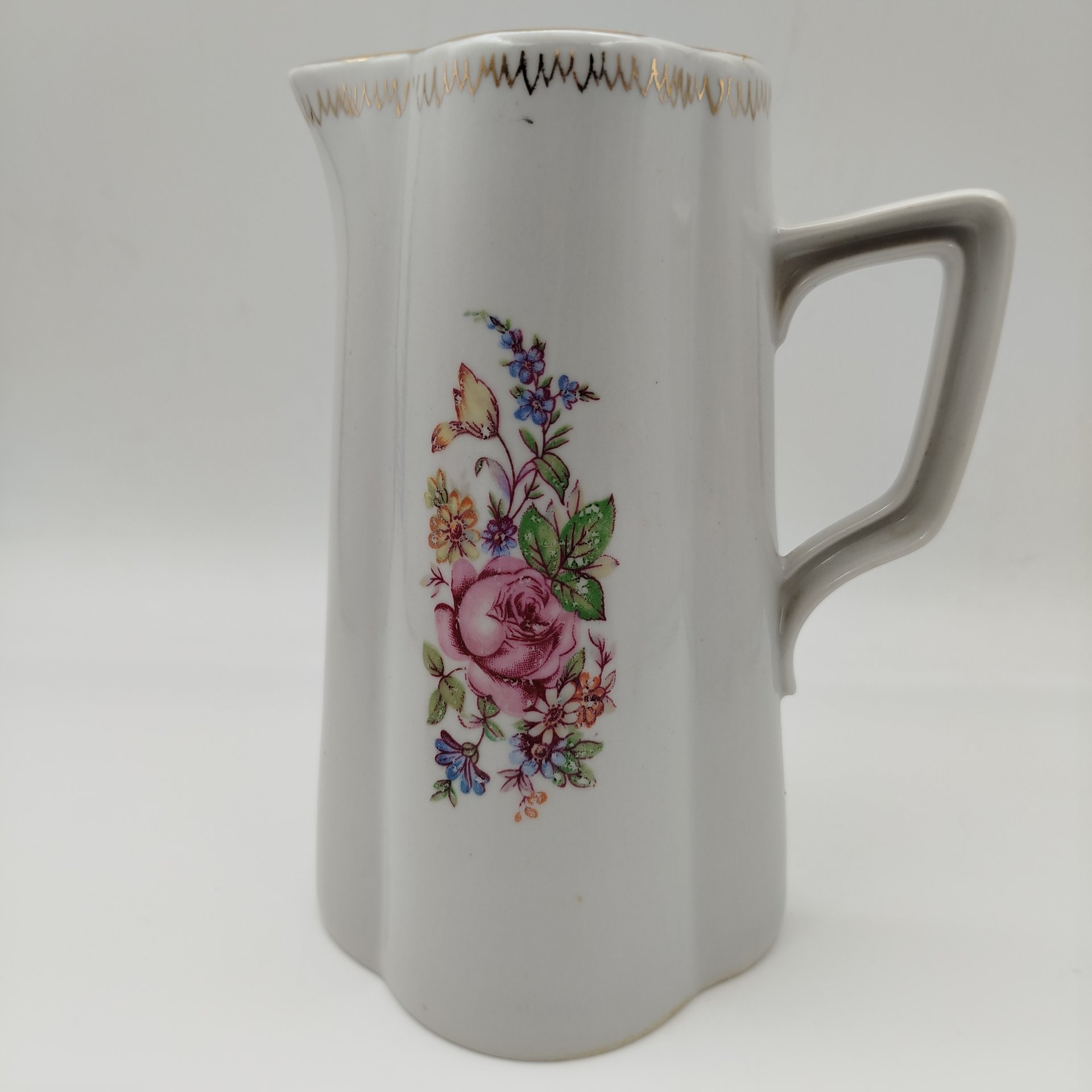 Кувшин с дольчатым туловом и цветочным декором, фарфор, деколь, золочение, Рижский фарфорово-фаянсовый завод, СССР, 1950-1970 гг.