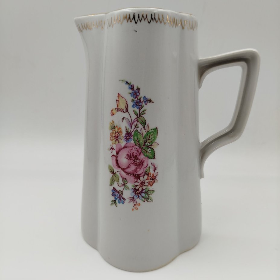 Кувшин с дольчатым туловом и цветочным декором, фарфор, деколь, золочение, Рижский фарфорово-фаянсовый завод, СССР, 1950-1970 гг.