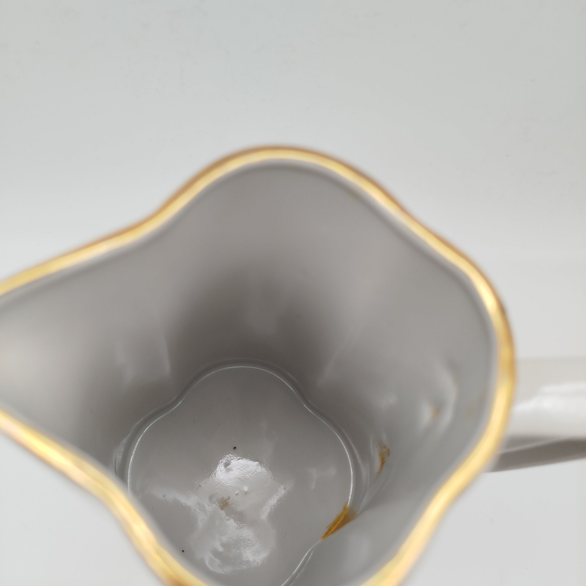 Кувшин с дольчатым туловом и цветочным декором, фарфор, деколь, золочение, Рижский фарфорово-фаянсовый завод, СССР, 1950-1970 гг.