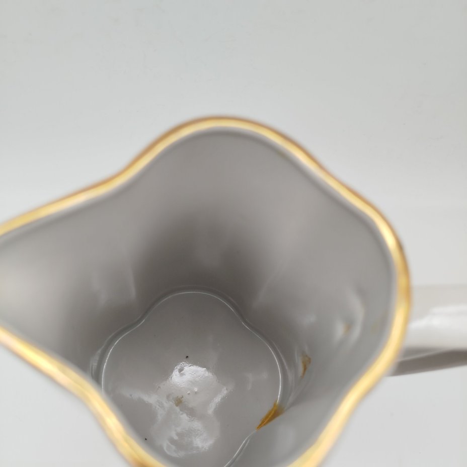 Кувшин с дольчатым туловом и цветочным декором, фарфор, деколь, золочение, Рижский фарфорово-фаянсовый завод, СССР, 1950-1970 гг.