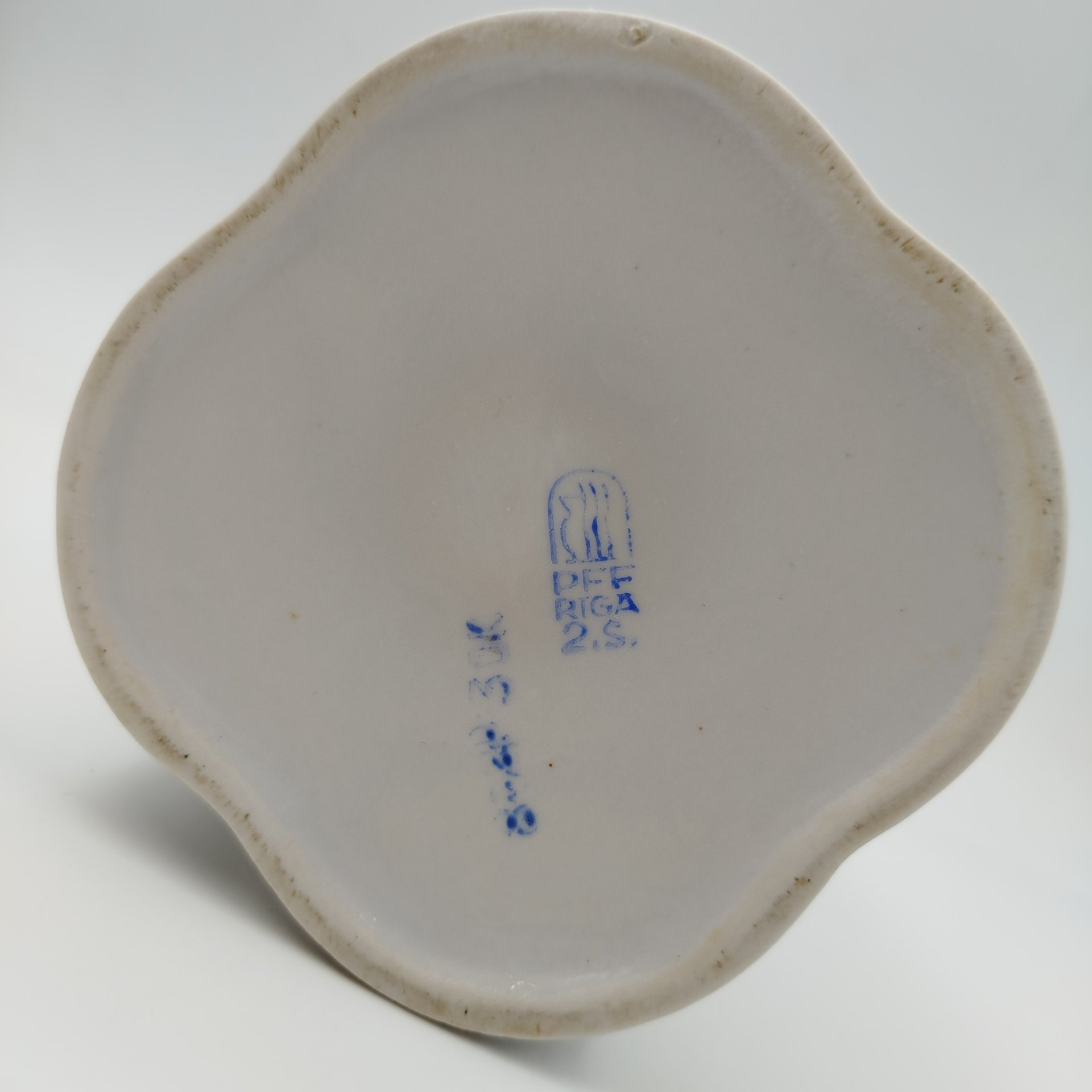 Кувшин с дольчатым туловом и цветочным декором, фарфор, деколь, золочение, Рижский фарфорово-фаянсовый завод, СССР, 1950-1970 гг.