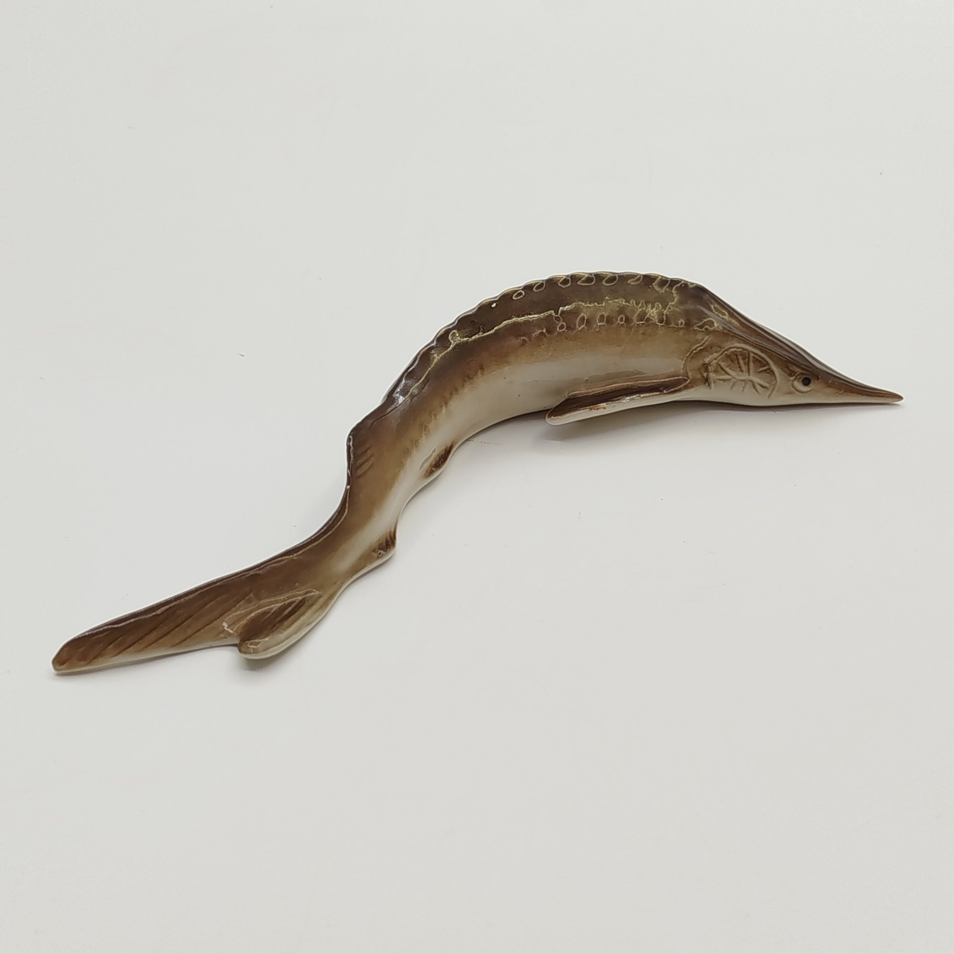 Статуэтка "Севрюжка", автор В.В. Сальвин, фарфор, роспись, Астраханский фарфоровый завод «Сциталис», Российская Федерация, 2000-2015 гг.