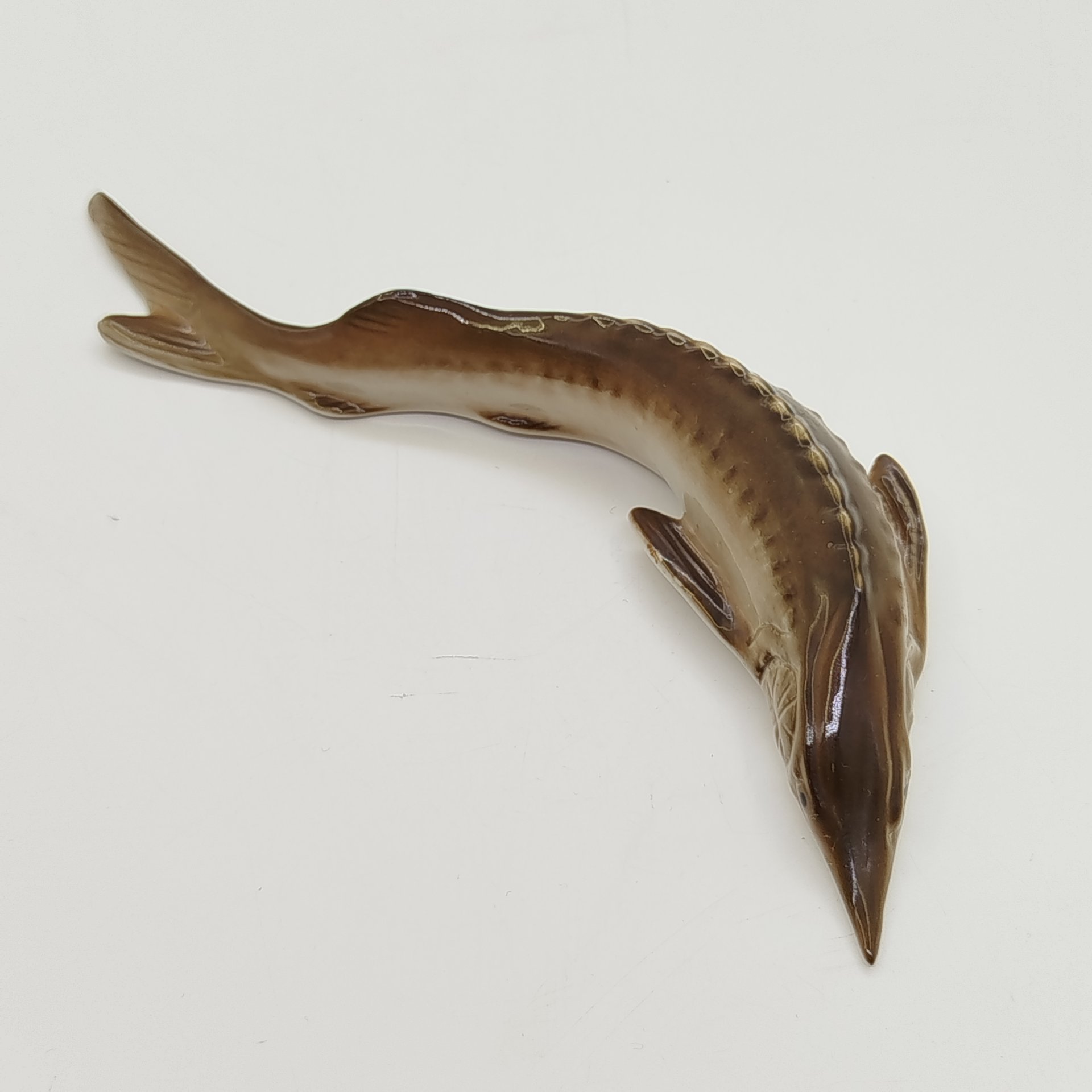 Статуэтка "Севрюжка", автор В.В. Сальвин, фарфор, роспись, Астраханский фарфоровый завод «Сциталис», Российская Федерация, 2000-2015 гг.