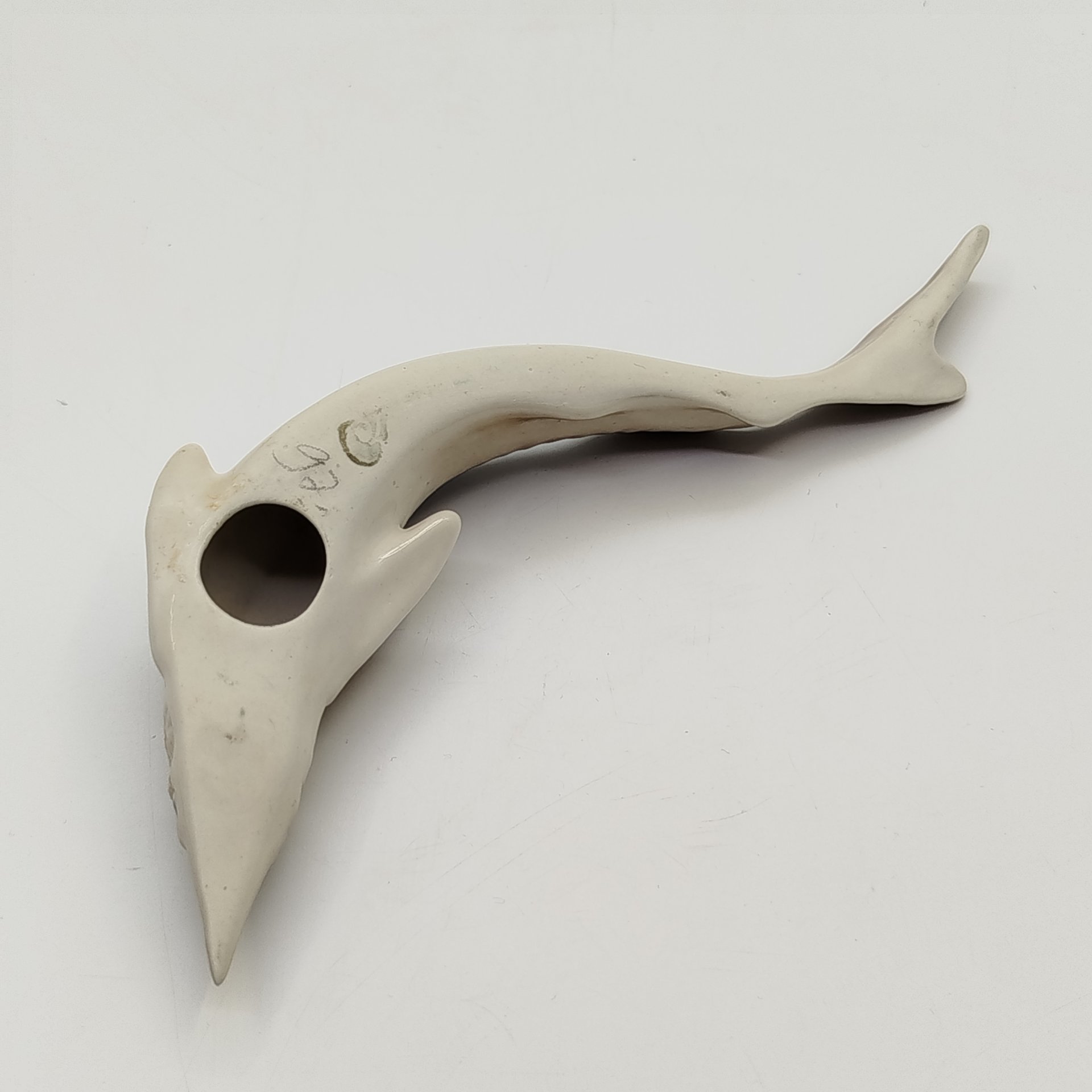 Статуэтка "Севрюжка", автор В.В. Сальвин, фарфор, роспись, Астраханский фарфоровый завод «Сциталис», Российская Федерация, 2000-2015 гг.