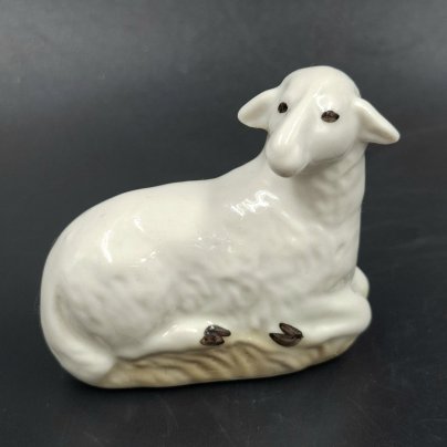 Статуэтка "Овечка", скульптор Э.И. Еропкина, фарфор, роспись, Ленинградский фарфоровый завод (ЛФЗ), СССР, 1989-2001 гг.
