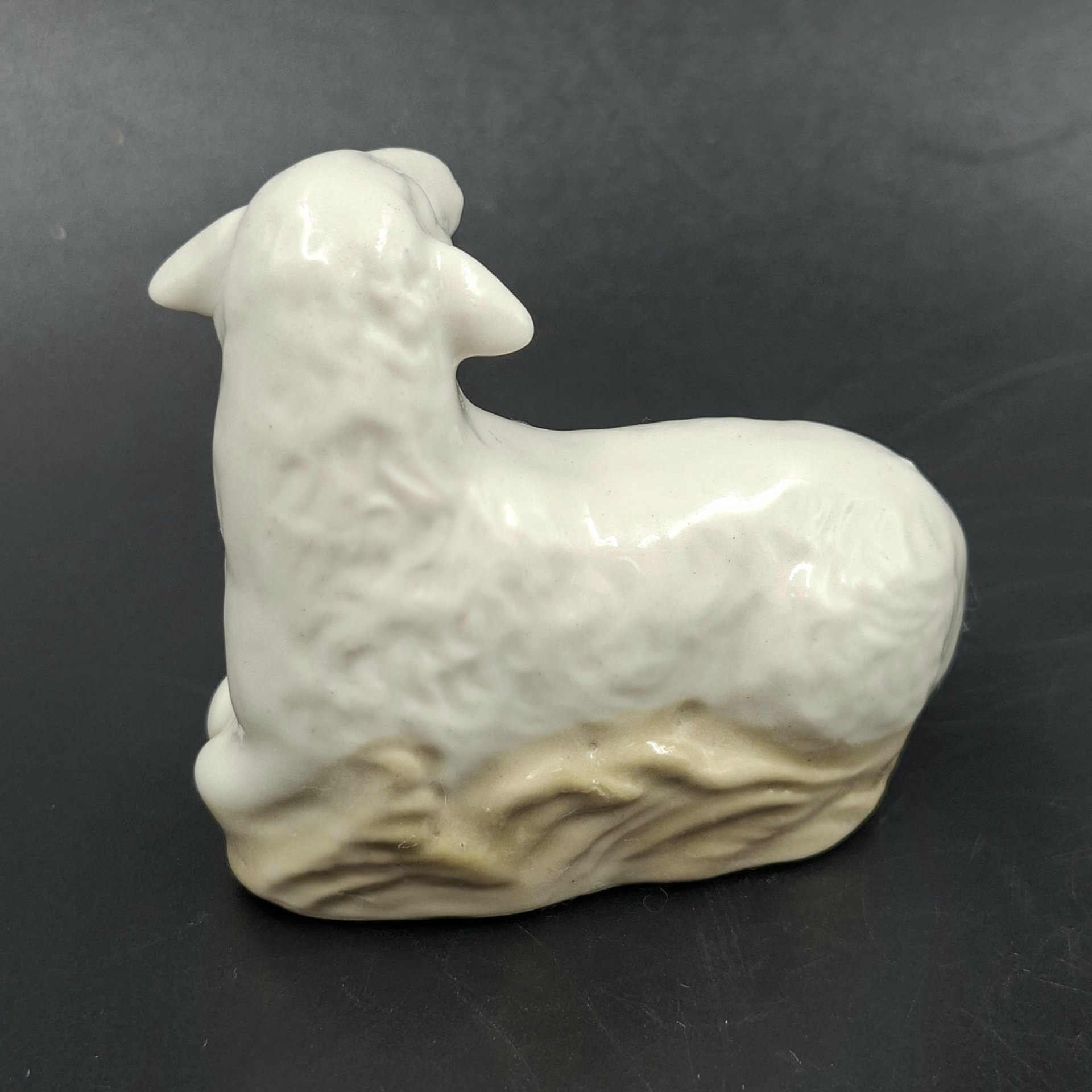 Статуэтка "Овечка", скульптор Э.И. Еропкина, фарфор, роспись, Ленинградский фарфоровый завод (ЛФЗ), СССР, 1989-2001 гг.