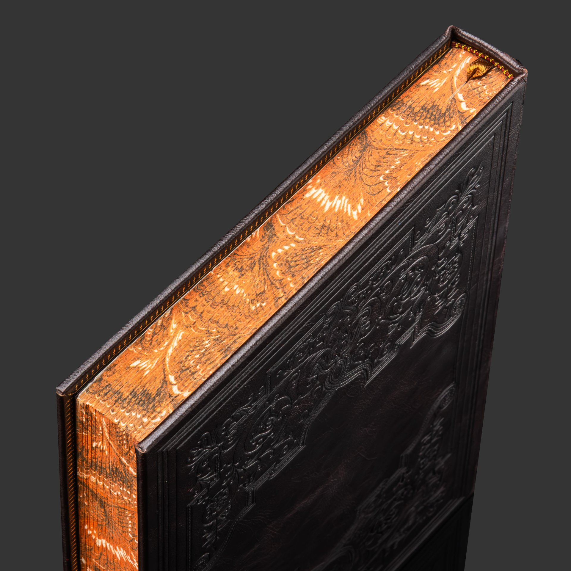 Книга в кожаном переплете "История русской геральдики", бумага, кожаный переплет, тиснение, золочение, обрез с принтом, в бархатной подарочной упаковке, Российская Федерация, 2025 г.