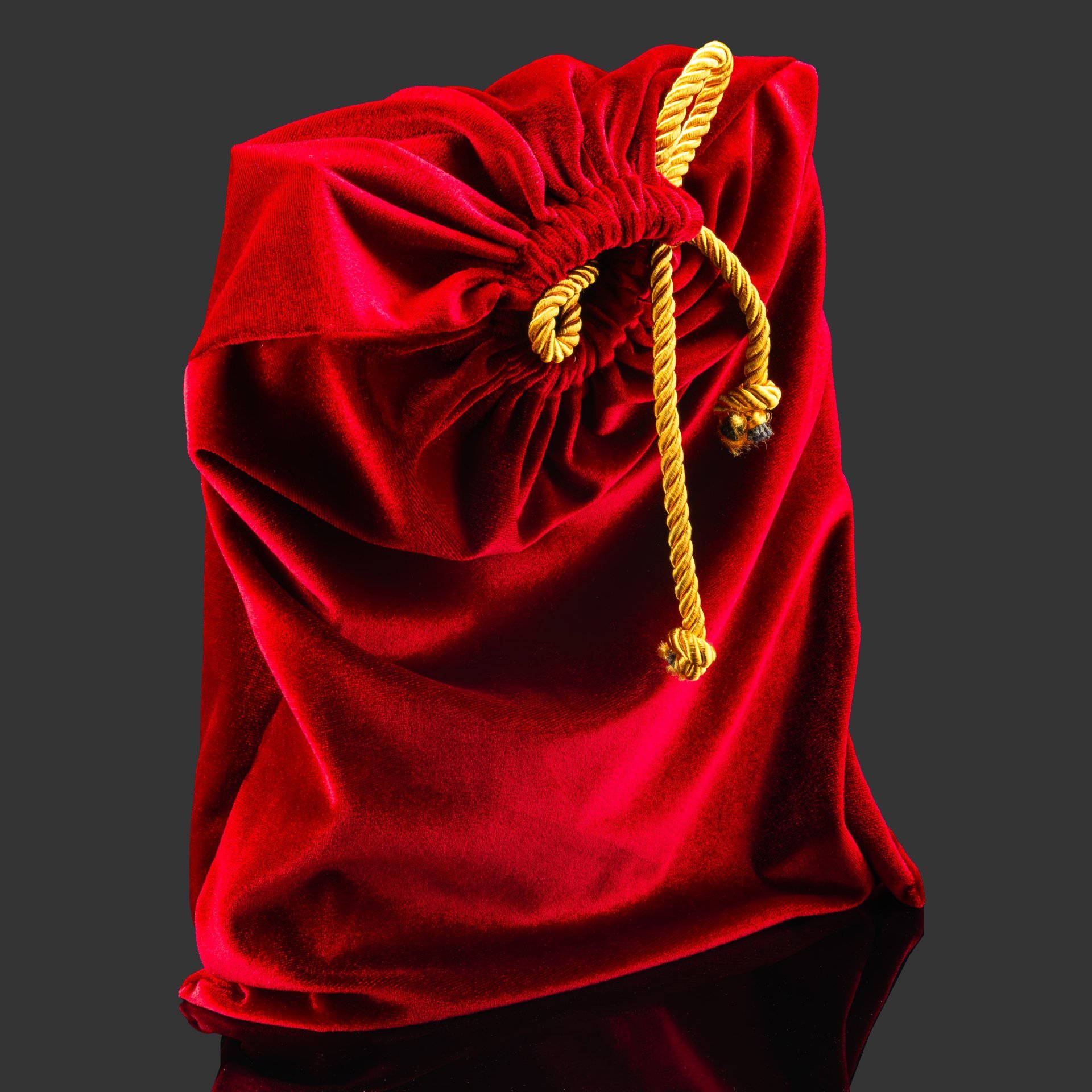 Книга в кожаном переплете "История русской геральдики", бумага, кожаный переплет, тиснение, золочение, обрез с принтом, в бархатной подарочной упаковке, Российская Федерация, 2025 г.