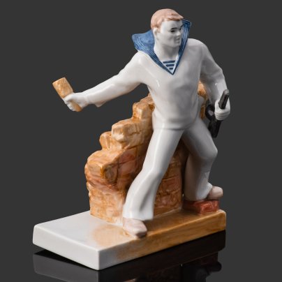 Статуэтка "За родину", автор Богданова О.М., исполнитель росписи Солнцева Е.Ю., фарфор, роспись, Дулевский фарфоровый завод (Дулёво), Российская Федерация, 1990-2000 гг.