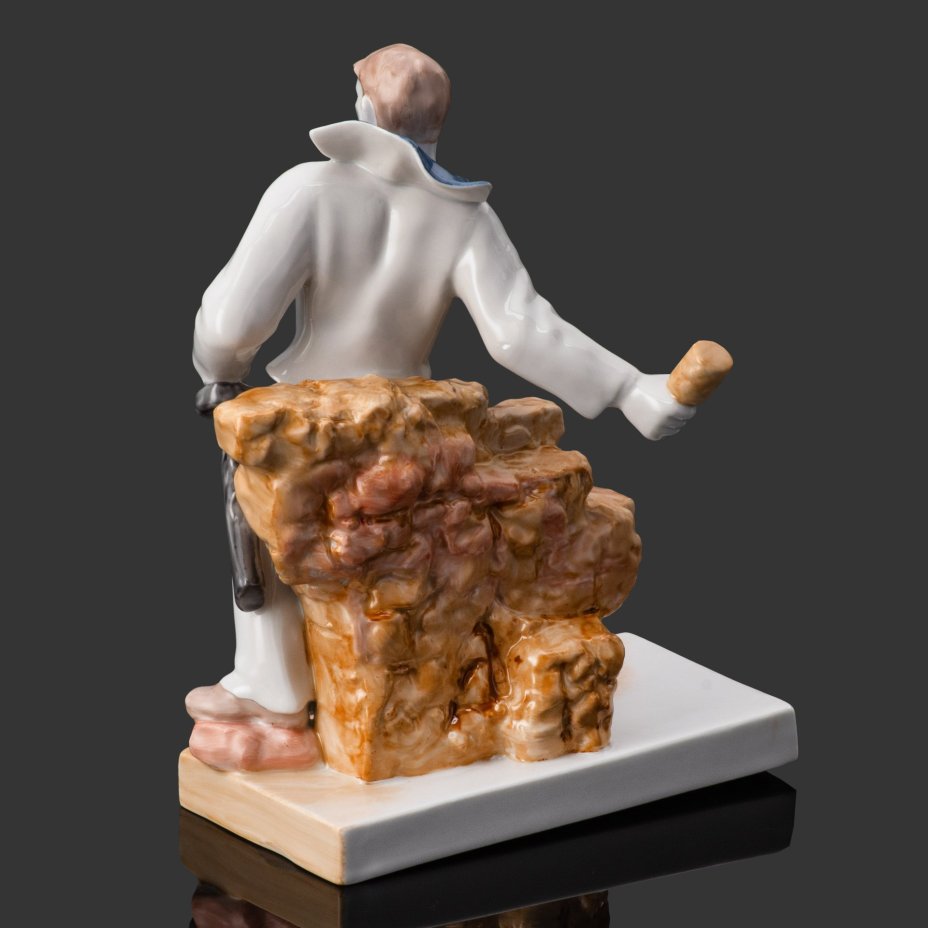 Статуэтка "За родину", автор Богданова О.М., исполнитель росписи Солнцева Е.Ю., фарфор, роспись, Дулевский фарфоровый завод (Дулёво), Российская Федерация, 1990-2000 гг.