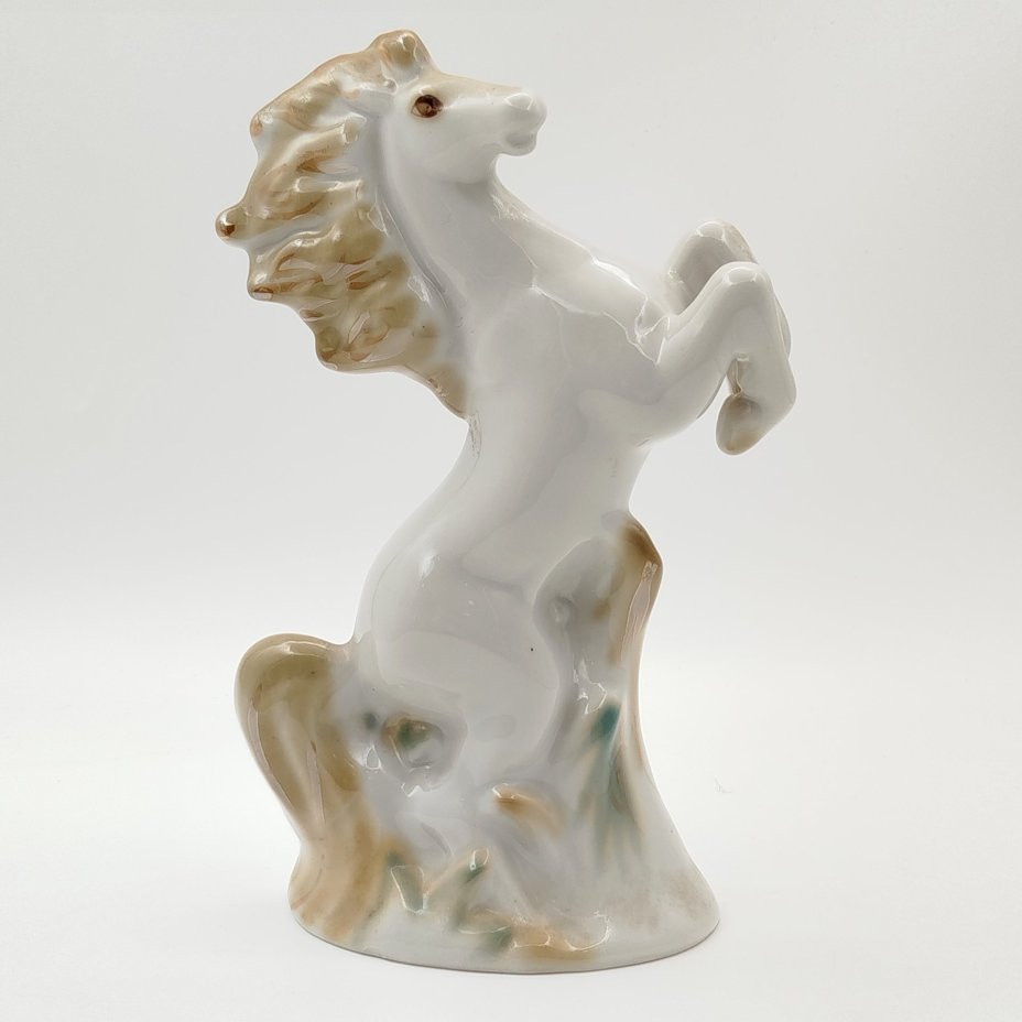 Статуэтка "Конь на дыбах", фарфор, роспись, Полонский завод художественной керамики (Полонное ЗХК), СССР, 1973-1991 гг.
