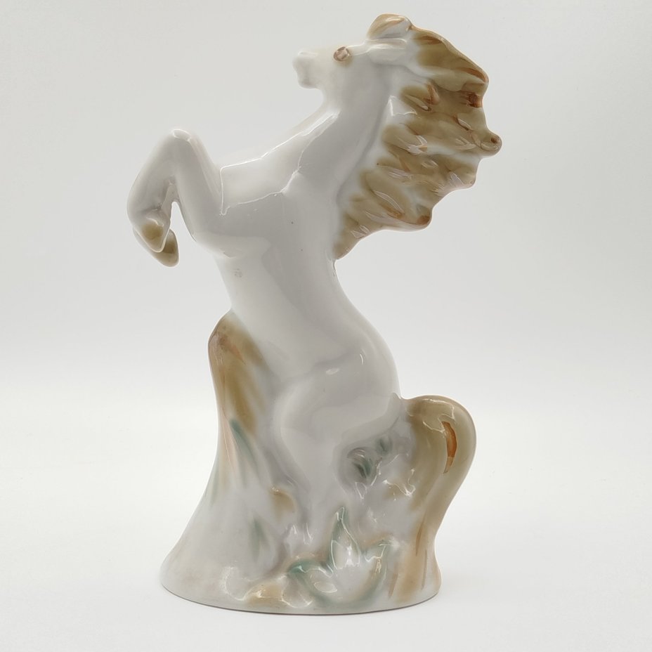 Статуэтка "Конь на дыбах", фарфор, роспись, Полонский завод художественной керамики (Полонное ЗХК), СССР, 1973-1991 гг.