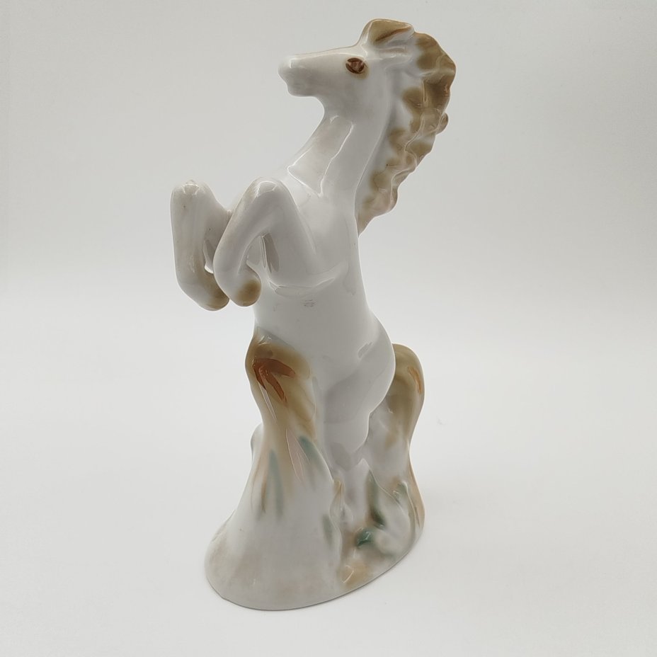 Статуэтка "Конь на дыбах", фарфор, роспись, Полонский завод художественной керамики (Полонное ЗХК), СССР, 1973-1991 гг.