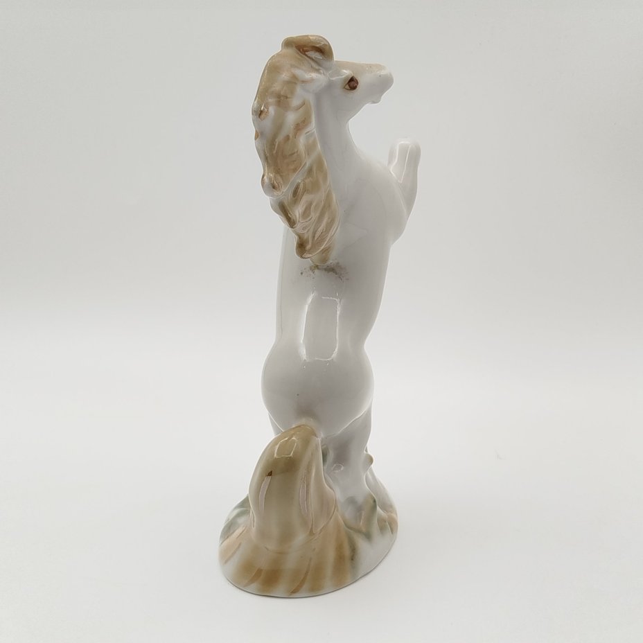 Статуэтка "Конь на дыбах", фарфор, роспись, Полонский завод художественной керамики (Полонное ЗХК), СССР, 1973-1991 гг.