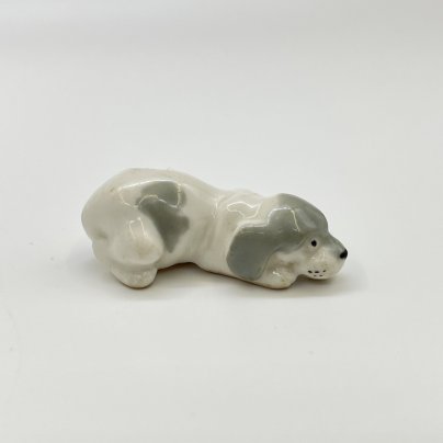 Статуэтка миниатюрная "Лежащий щенок", скульптор Н. Е. Муратов, фарфор, роспись, Ленинградский фарфоровый завод (ЛФЗ), СССР, 1970-1980 гг.