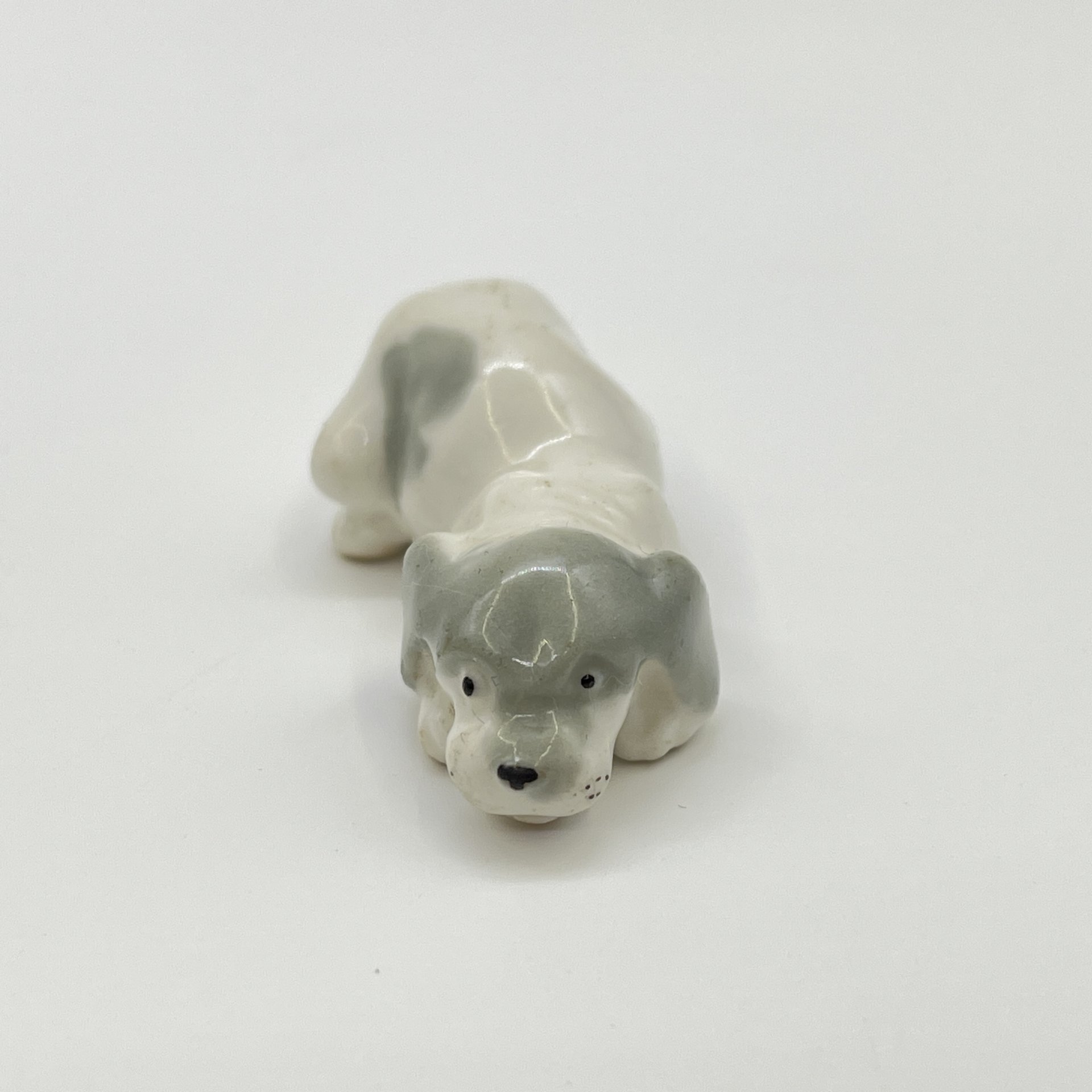 Статуэтка миниатюрная "Лежащий щенок", скульптор Н. Е. Муратов, фарфор, роспись, Ленинградский фарфоровый завод (ЛФЗ), СССР, 1970-1980 гг.