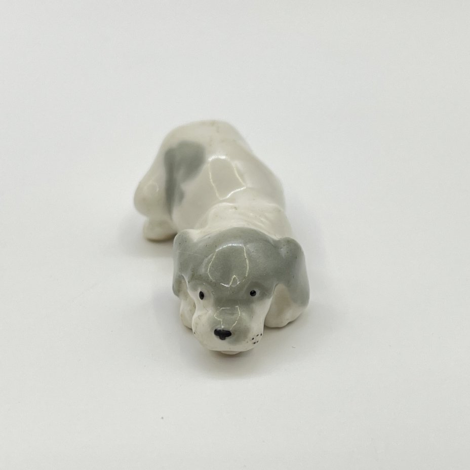 Статуэтка миниатюрная "Лежащий щенок", скульптор Н. Е. Муратов, фарфор, роспись, Ленинградский фарфоровый завод (ЛФЗ), СССР, 1970-1980 гг.