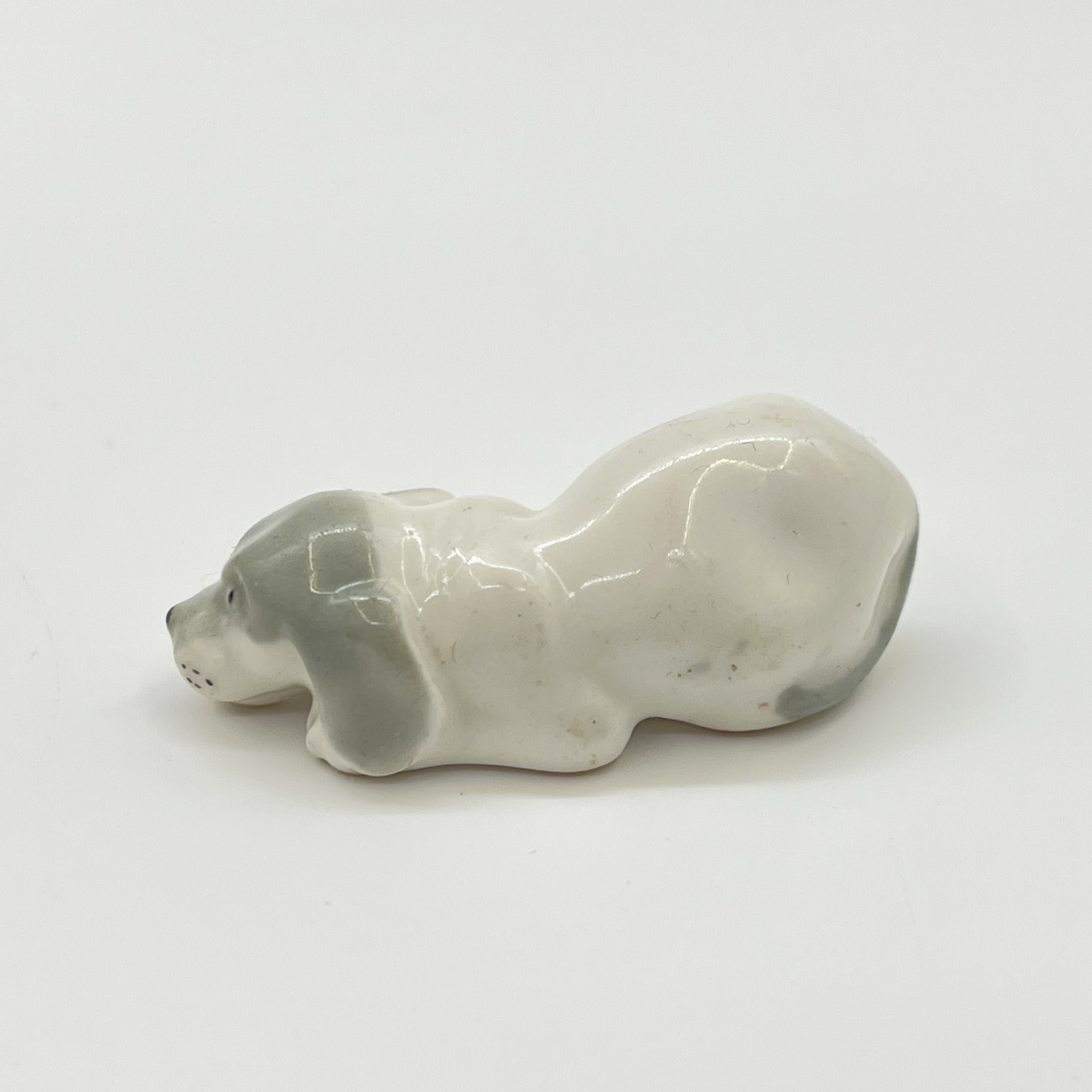 Статуэтка миниатюрная "Лежащий щенок", скульптор Н. Е. Муратов, фарфор, роспись, Ленинградский фарфоровый завод (ЛФЗ), СССР, 1970-1980 гг.