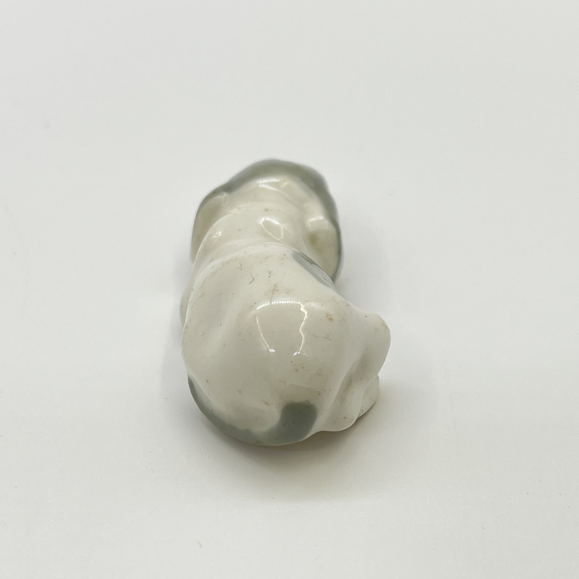 Статуэтка миниатюрная "Лежащий щенок", скульптор Н. Е. Муратов, фарфор, роспись, Ленинградский фарфоровый завод (ЛФЗ), СССР, 1970-1980 гг.