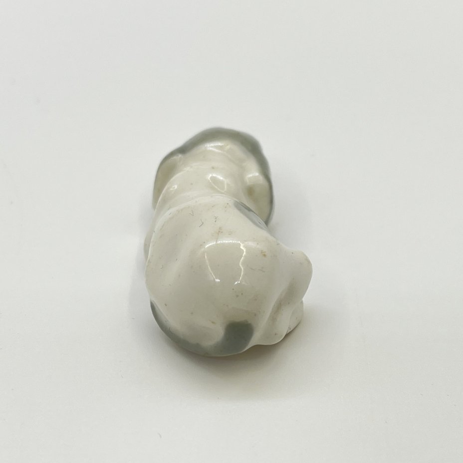 Статуэтка миниатюрная "Лежащий щенок", скульптор Н. Е. Муратов, фарфор, роспись, Ленинградский фарфоровый завод (ЛФЗ), СССР, 1970-1980 гг.