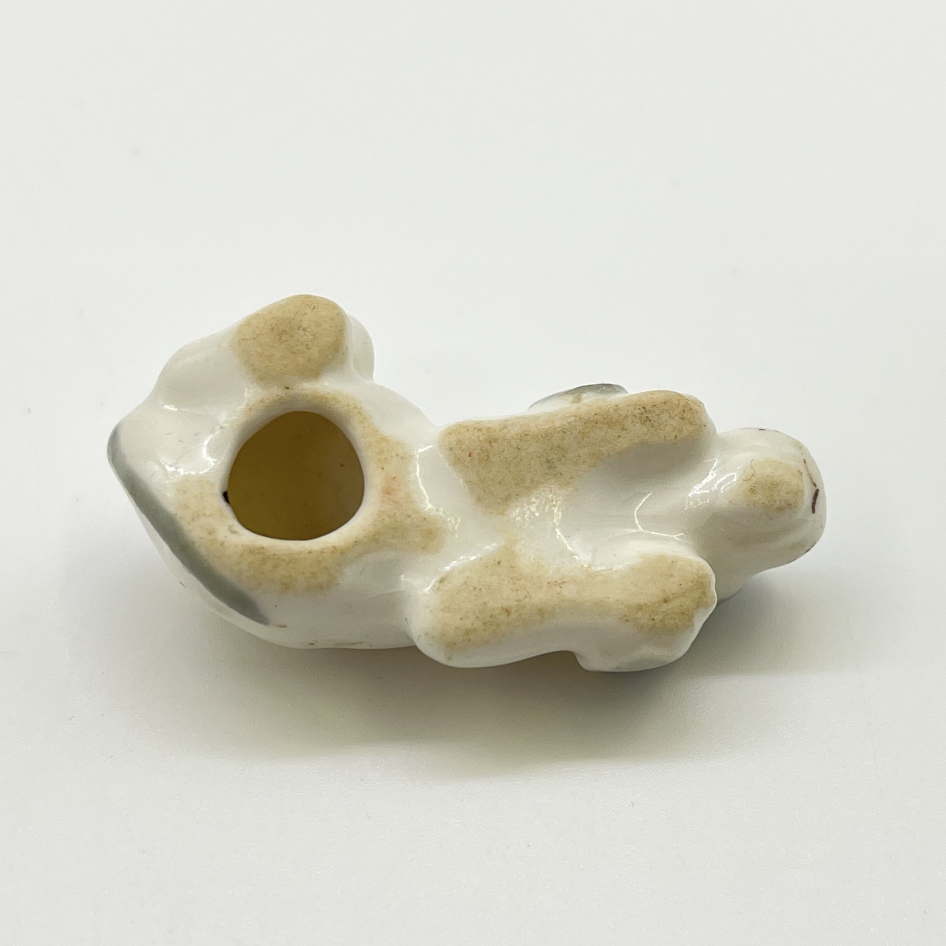 Статуэтка миниатюрная "Лежащий щенок", скульптор Н. Е. Муратов, фарфор, роспись, Ленинградский фарфоровый завод (ЛФЗ), СССР, 1970-1980 гг.