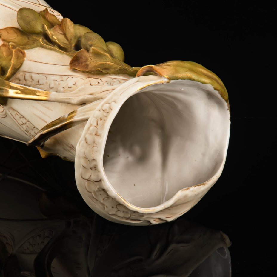 Ваза, выполненная в стиле модерн с рельефным декором в виде ветвей оливы, Royal Dux