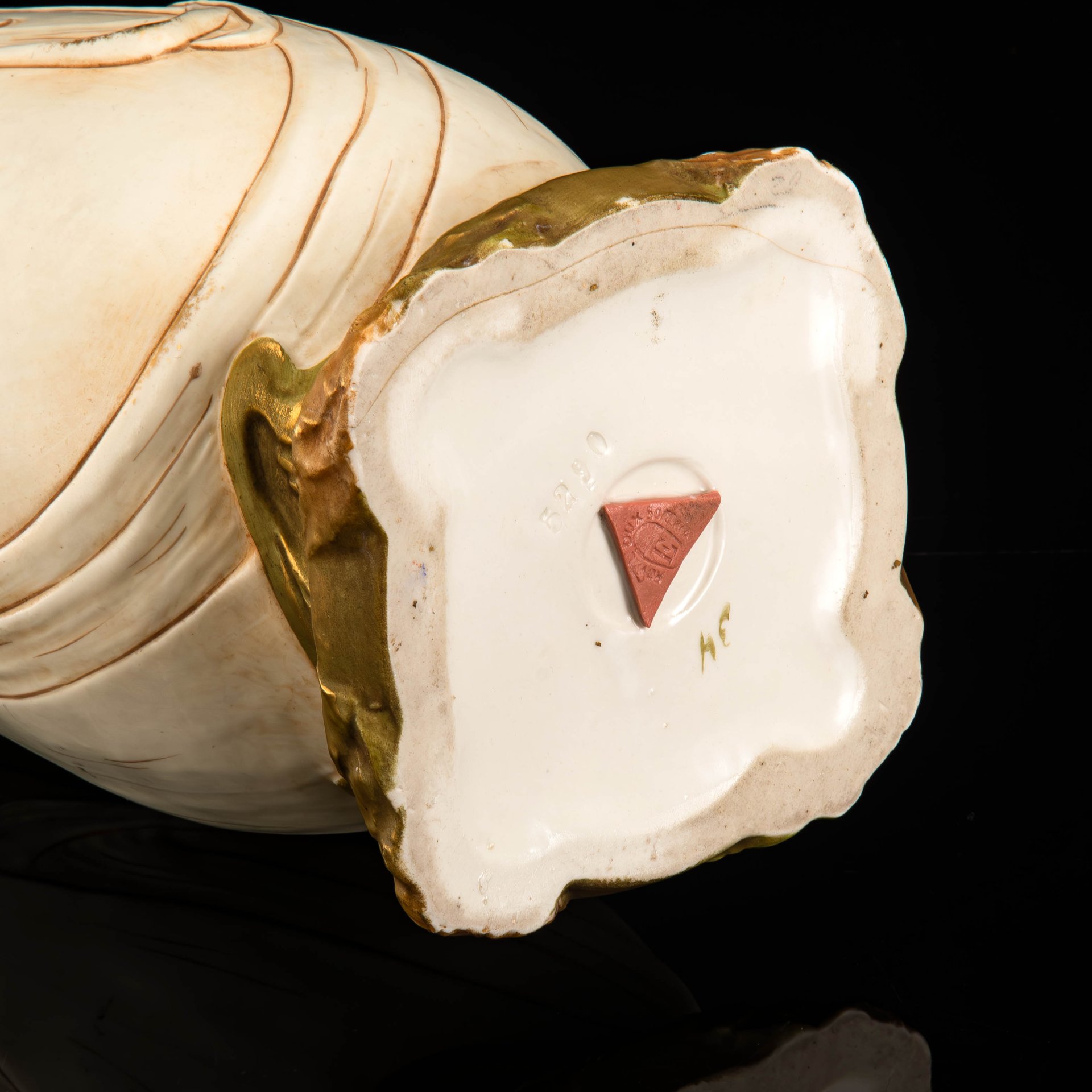 Ваза, выполненная в стиле модерн с рельефным декором в виде ветвей оливы, Royal Dux