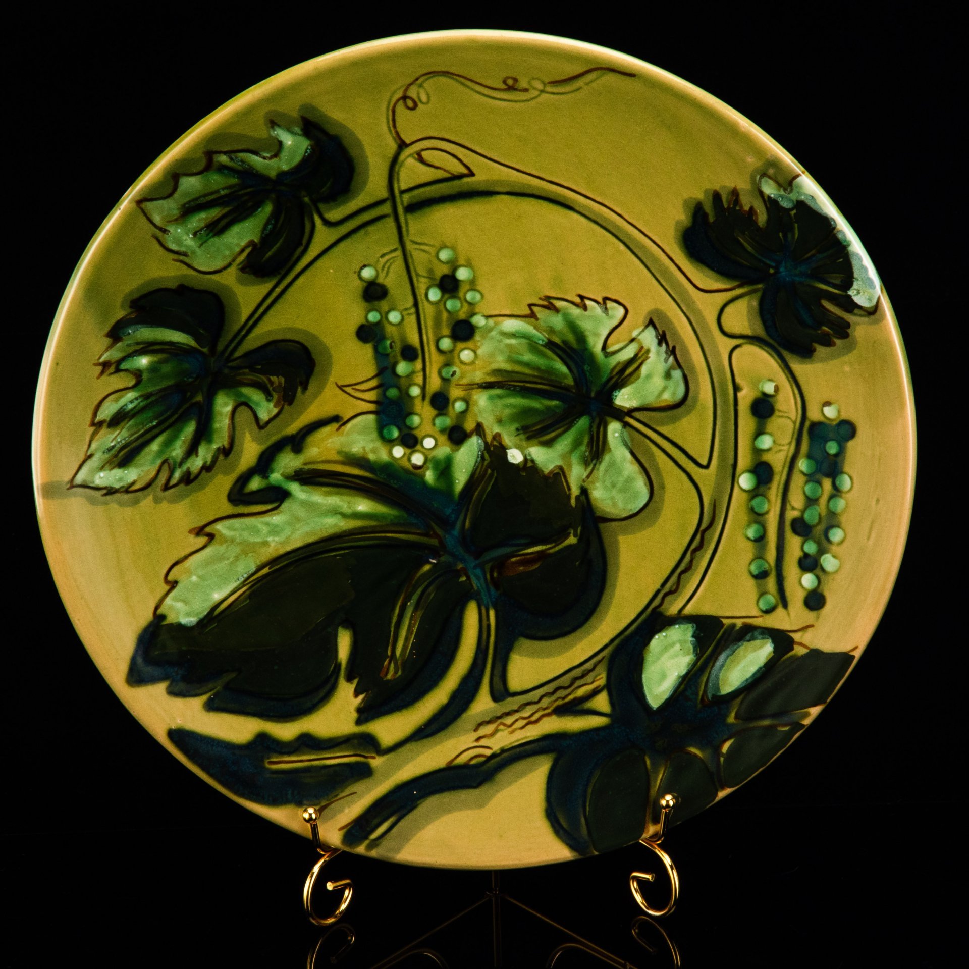 Блюдо настенное с растительным декором, неизвестный художник, керамика, шамотная глина, роспись, глазурь, Львовская керамико-скульптурная фабрика (ЛКСФ), СССР, 1970-1980 гг.