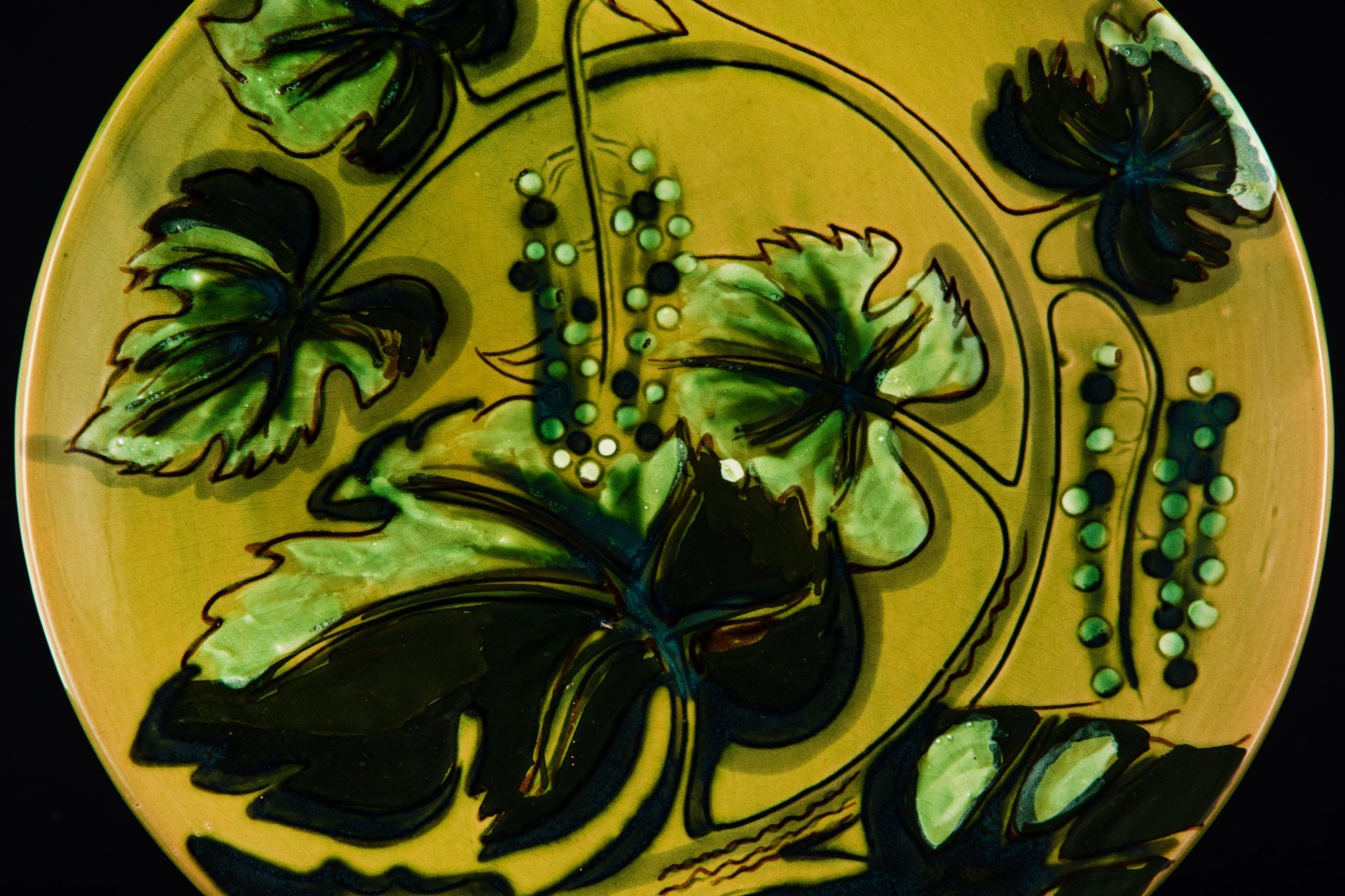 Блюдо настенное с растительным декором, неизвестный художник, керамика, шамотная глина, роспись, глазурь, Львовская керамико-скульптурная фабрика (ЛКСФ), СССР, 1970-1980 гг.
