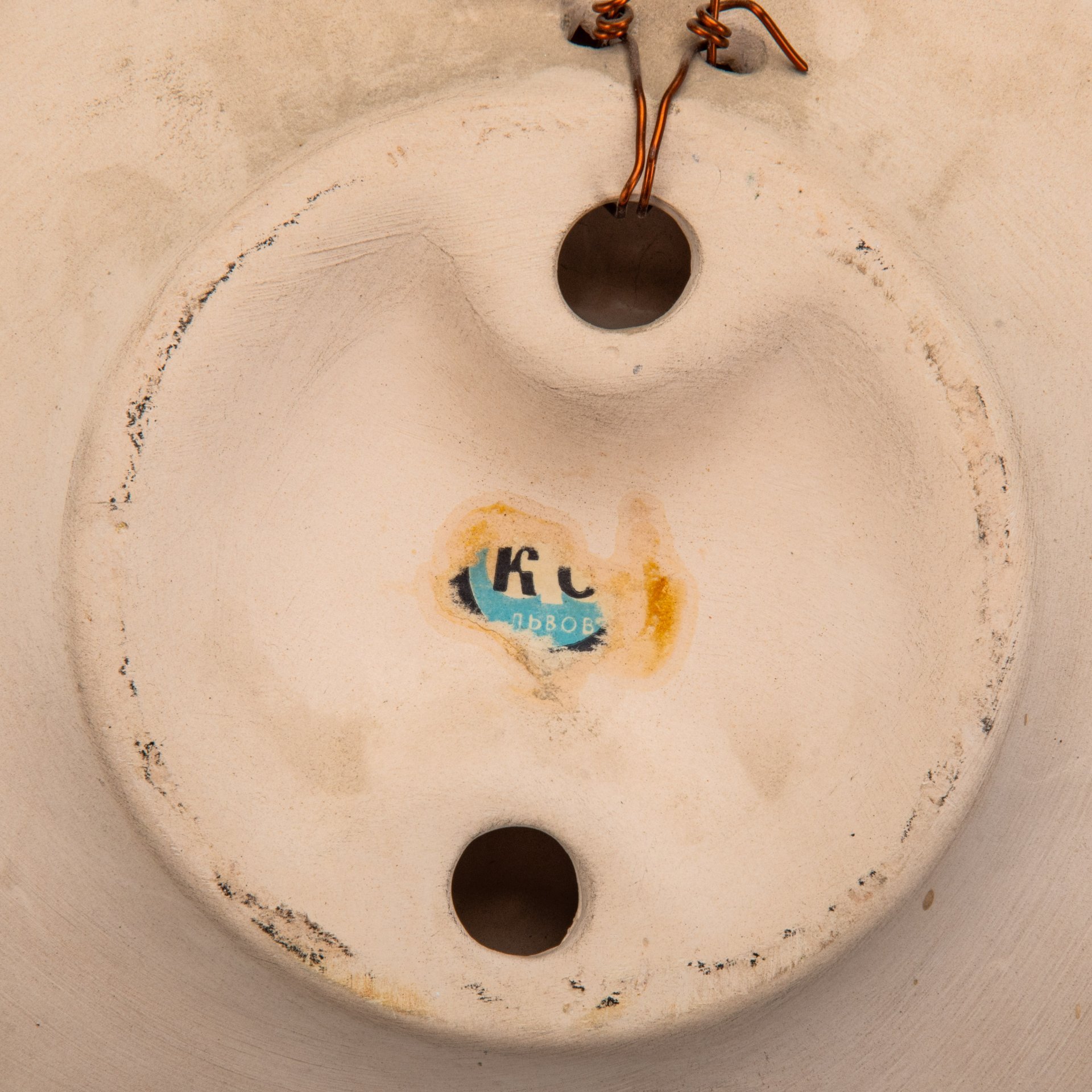 Блюдо настенное с растительным декором, неизвестный художник, керамика, шамотная глина, роспись, глазурь, Львовская керамико-скульптурная фабрика (ЛКСФ), СССР, 1970-1980 гг.