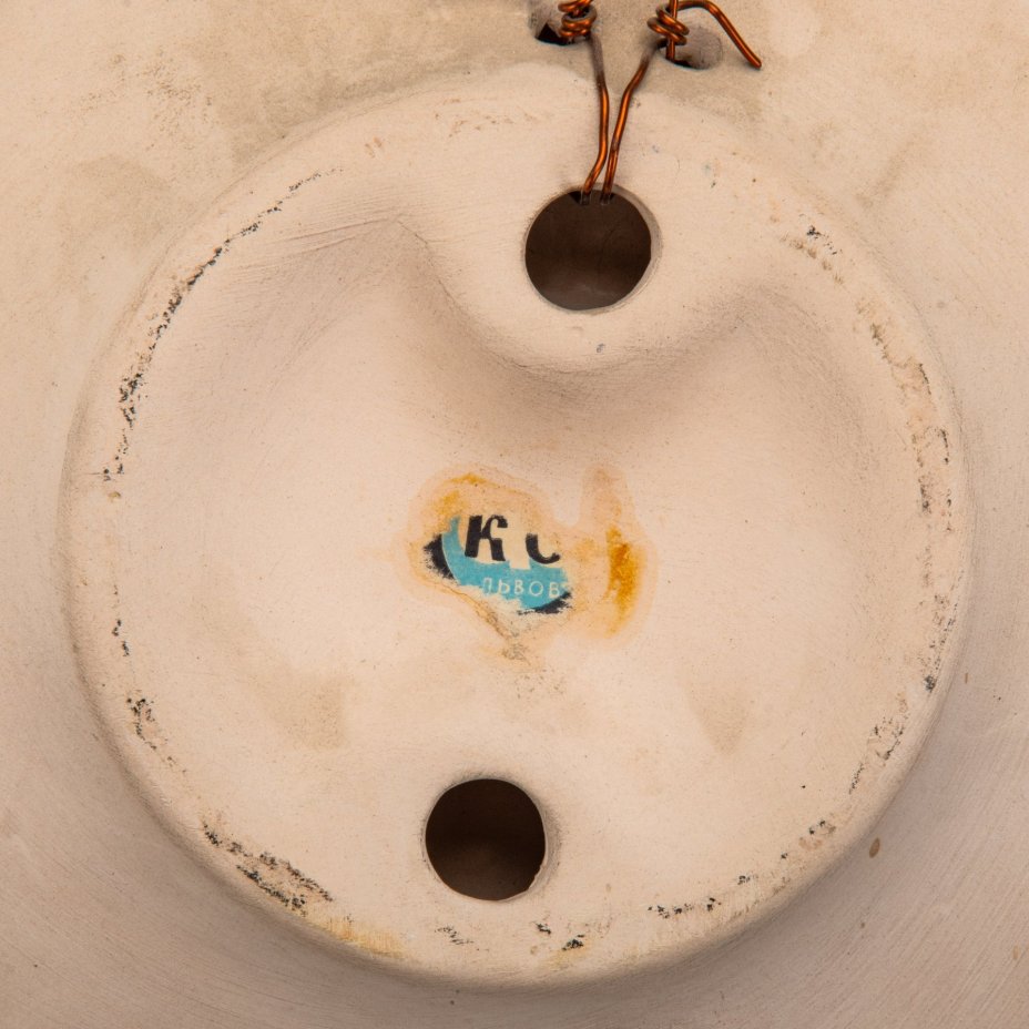 Блюдо настенное с растительным декором, неизвестный художник, керамика, шамотная глина, роспись, глазурь, Львовская керамико-скульптурная фабрика (ЛКСФ), СССР, 1970-1980 гг.