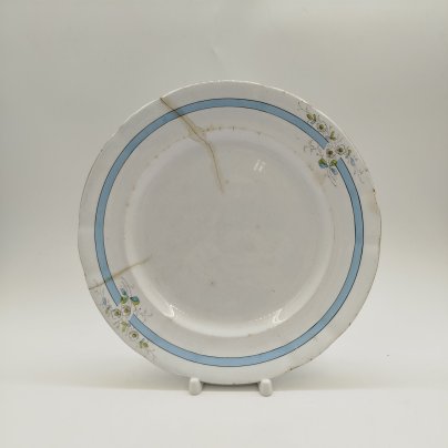Тарелка столовая украшенная растительным декором и голубым кантом, фаянс, обводка, роспись, золочение, Товарищество М.С. Кузнецова в Твери, Российская империя, 1889-1900 гг.