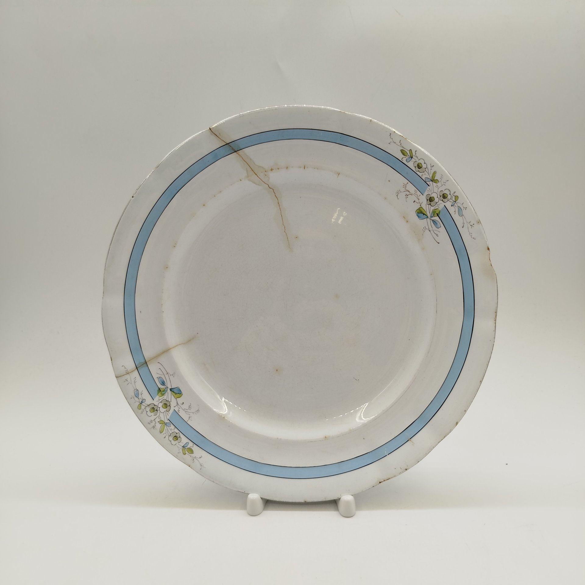 Тарелка столовая украшенная растительным декором и голубым кантом, фаянс, обводка, роспись, золочение, Товарищество М.С. Кузнецова в Твери, Российская империя, 1889-1900 гг.