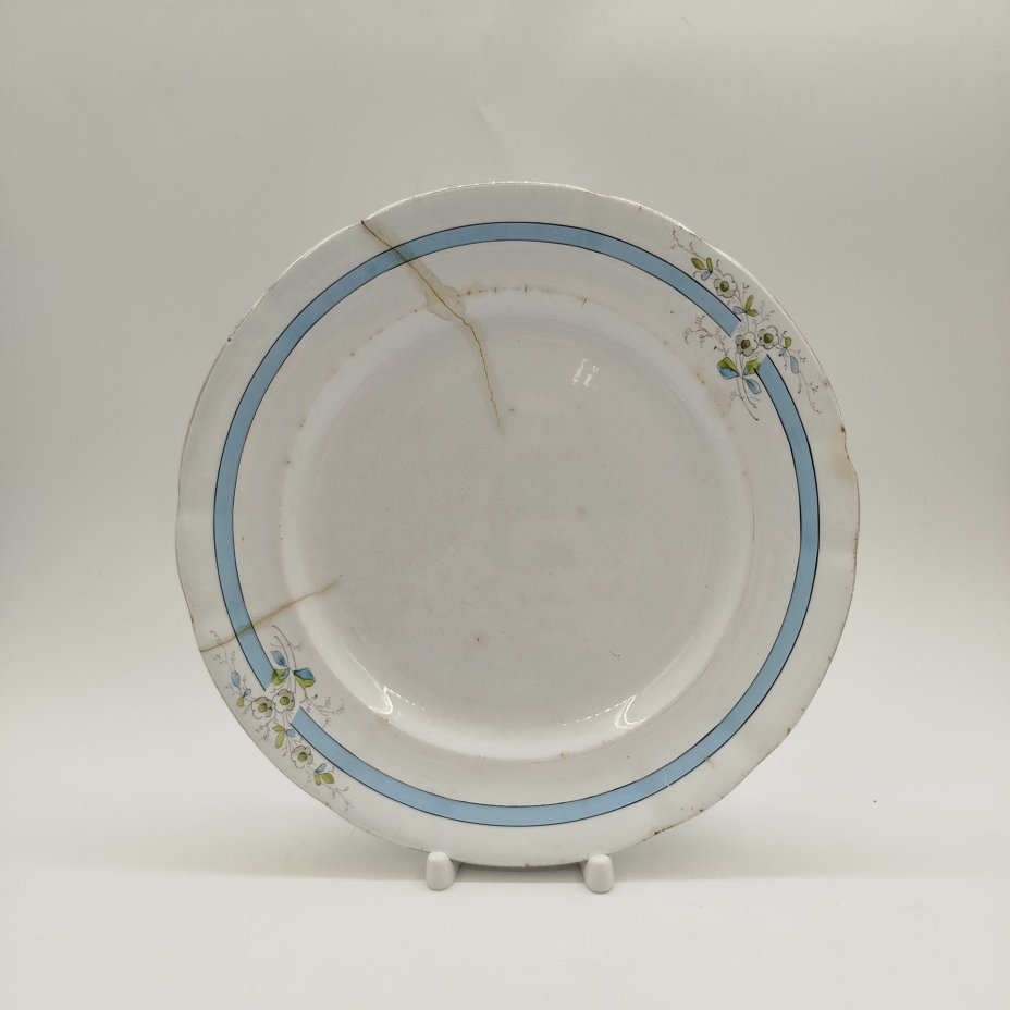 Тарелка столовая украшенная растительным декором и голубым кантом, фаянс, обводка, роспись, золочение, Товарищество М.С. Кузнецова в Твери, Российская империя, 1889-1900 гг.