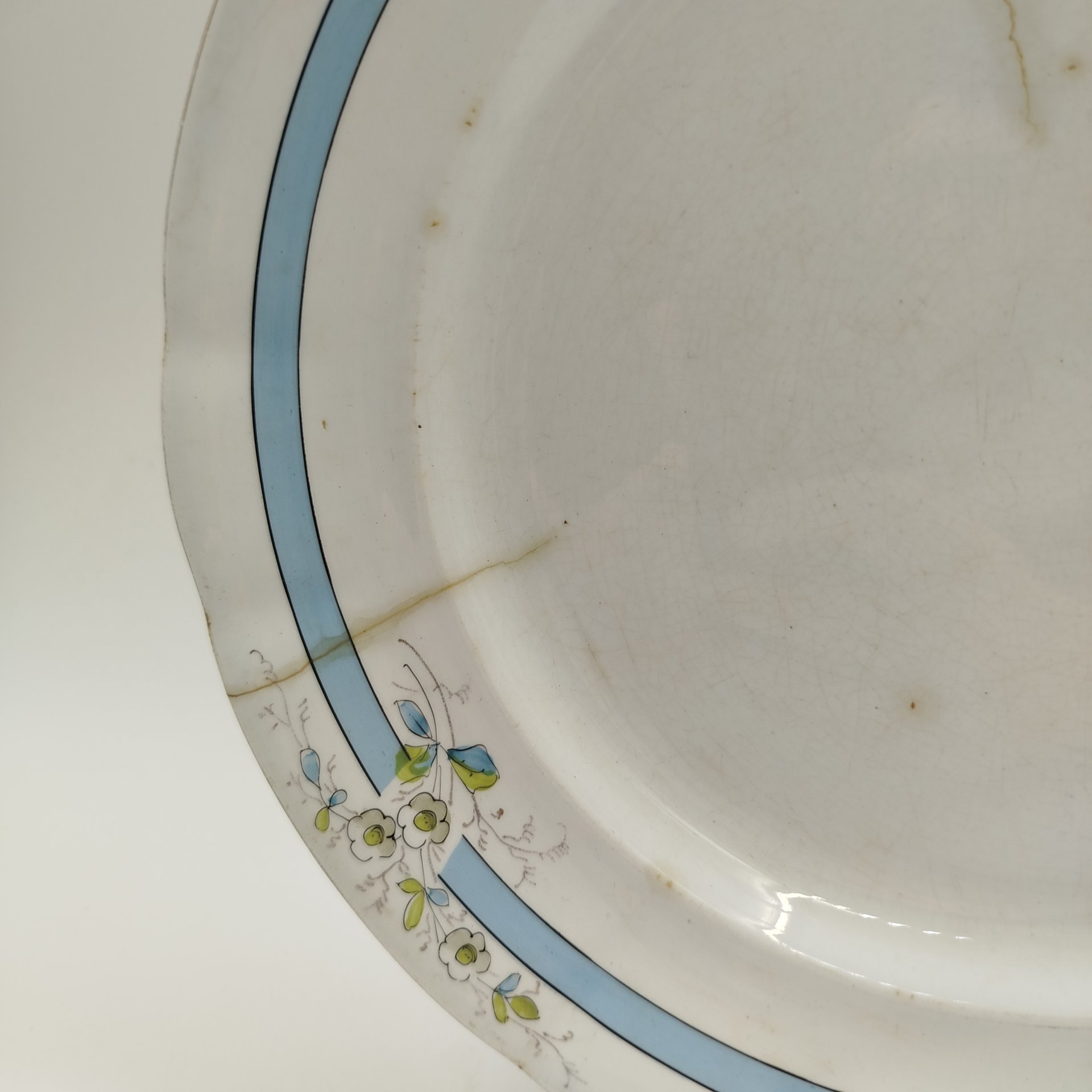 Тарелка столовая украшенная растительным декором и голубым кантом, фаянс, обводка, роспись, золочение, Товарищество М.С. Кузнецова в Твери, Российская империя, 1889-1900 гг.