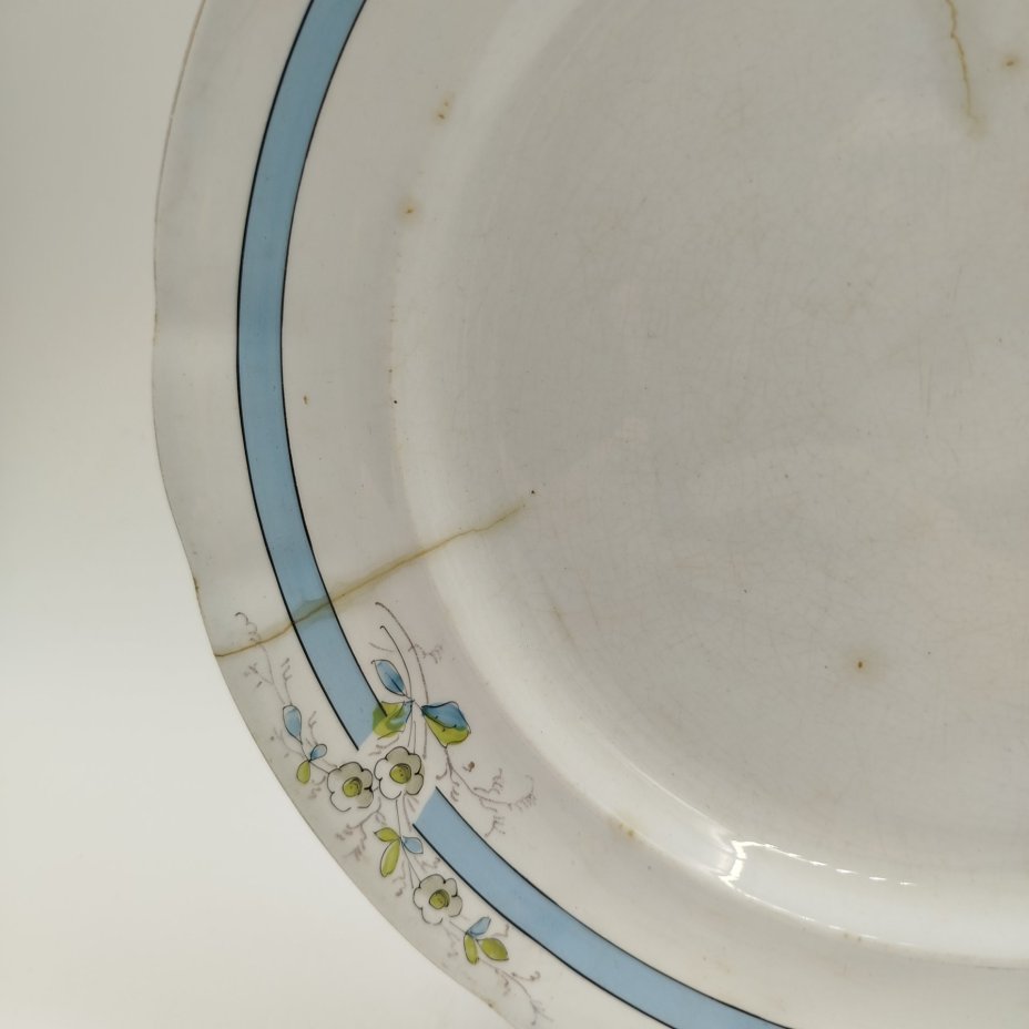 Тарелка столовая украшенная растительным декором и голубым кантом, фаянс, обводка, роспись, золочение, Товарищество М.С. Кузнецова в Твери, Российская империя, 1889-1900 гг.