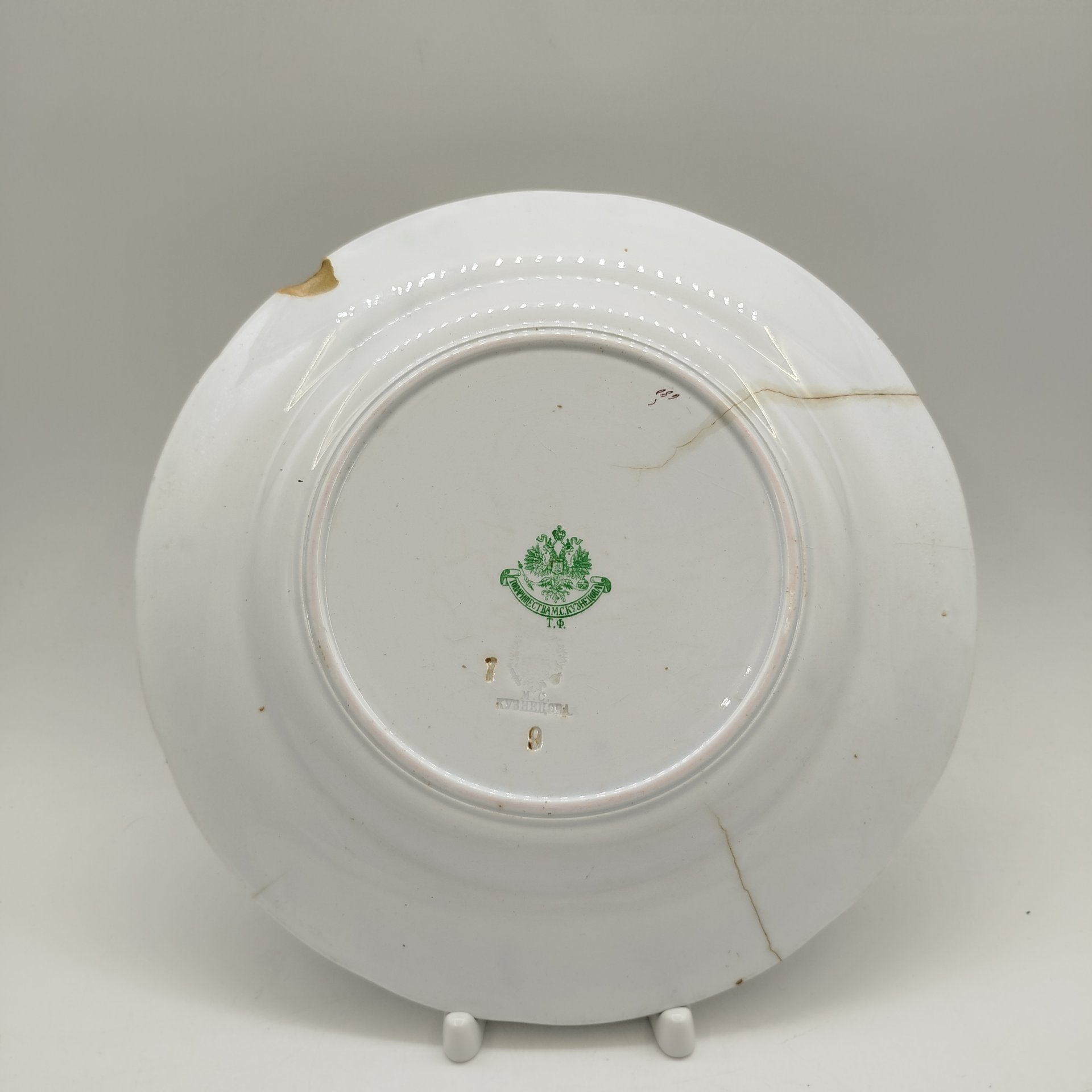 Тарелка столовая украшенная растительным декором и голубым кантом, фаянс, обводка, роспись, золочение, Товарищество М.С. Кузнецова в Твери, Российская империя, 1889-1900 гг.