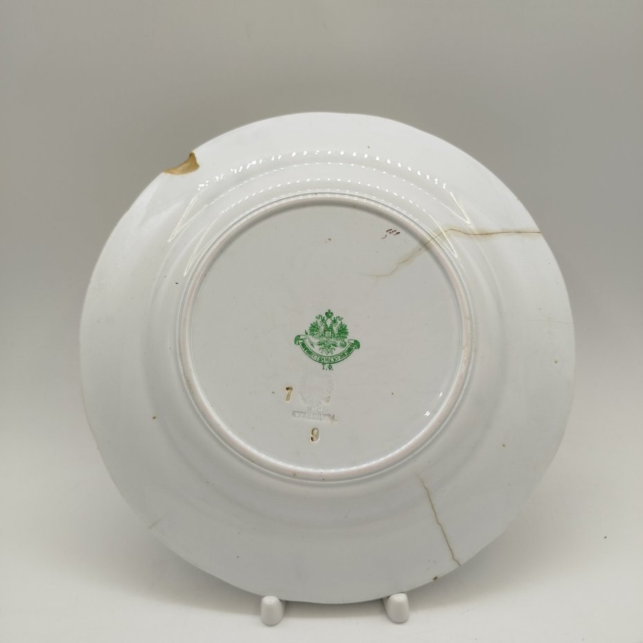 Тарелка столовая украшенная растительным декором и голубым кантом, фаянс, обводка, роспись, золочение, Товарищество М.С. Кузнецова в Твери, Российская империя, 1889-1900 гг.