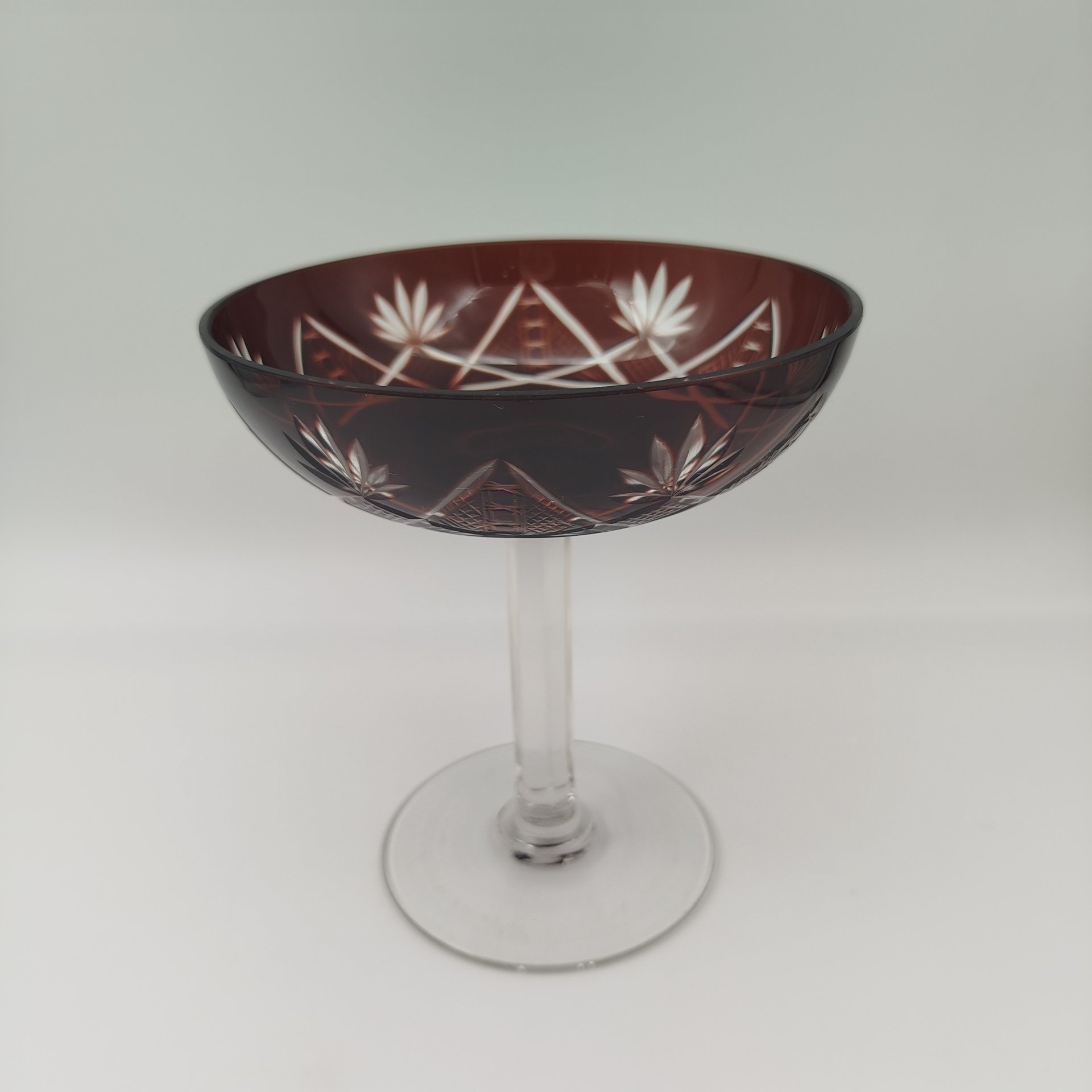 Ваза-конфетница на высокой ножке марганцевого цвета с резным декором, стекло, гранение, резьба, СССР, 1970-1990 гг.